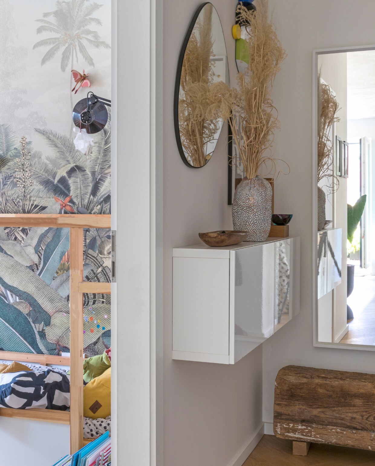 Bankje vintage. Vergelijkbare organische spiegel Ferm Living. vtwonen special binnenkijken 06-2023 | productie &amp; fotografie Anne-Catherine Scoffoni | styling Raini Peters