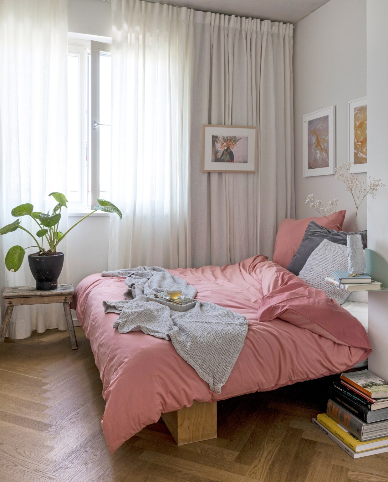 Kunst Andy Katz Photography en Fotografien Blüten. Kruk vintage. Lamp Hazy Day van Marset. Wandplank Pivot Corner Shelf van Hay. Overig onbekend. vtwonen special binnenkijken 06-2023 | productie &amp; fotografie Anne-Catherine Scoffoni | styling Raini Peters