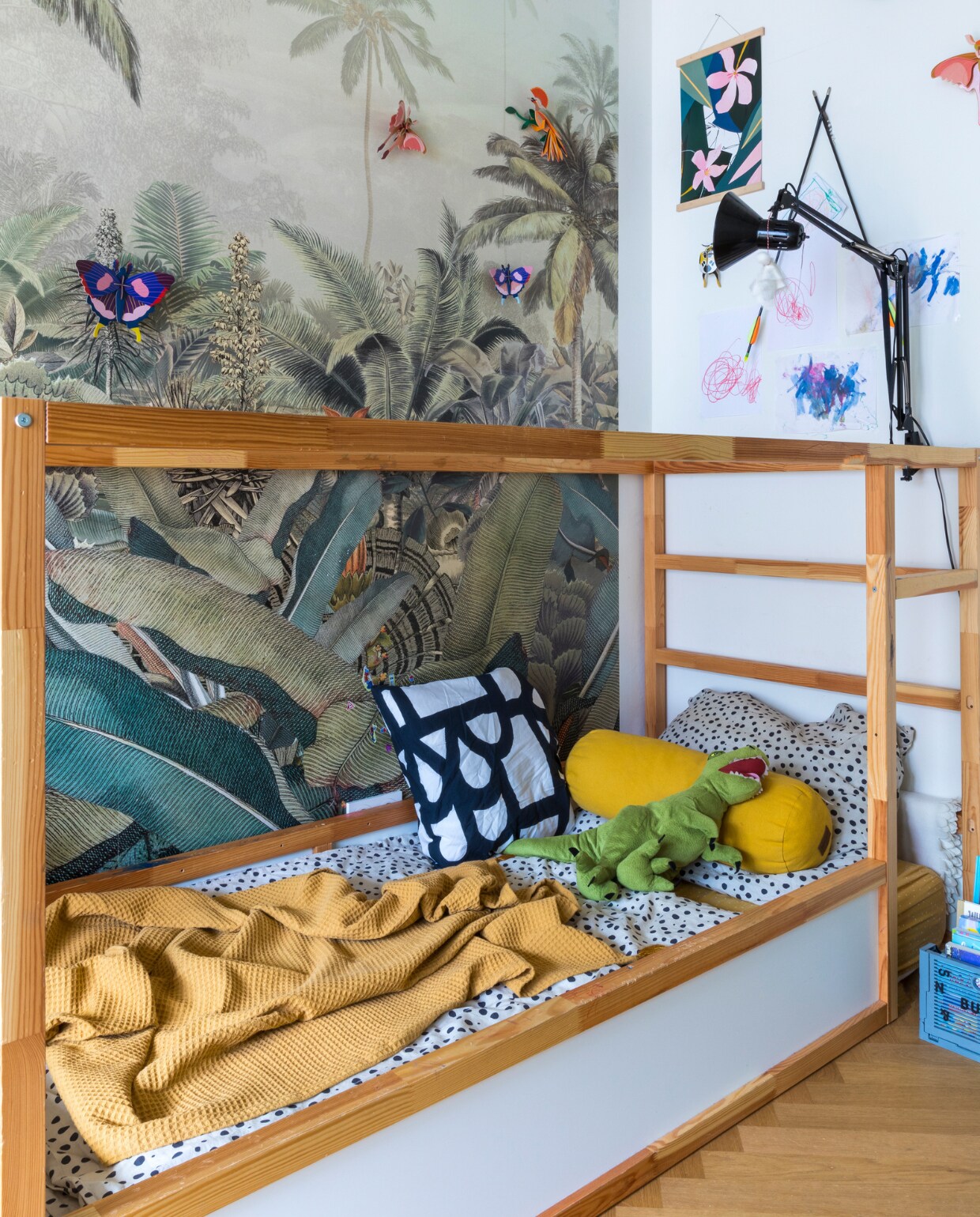 Bed Ikea. Poster Juniqe. 3D-vlinders Studio Roof. Behang Amazonia van TapetenAgentur. Overig onbekend. vtwonen special binnenkijken 06-2023 | productie &amp; fotografie Anne-Catherine Scoffoni | styling Raini Peters