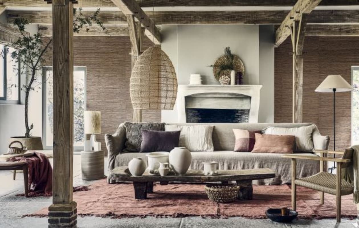 Papieren behang Natural Wallcoverings 3 in 303549, 550x91 cm (lxb), per rol € 160,- (eijffinger.com). 3-Zitsbank Coen, 220x95x80 cm (bxdxh) € 3999,- (lauthentique.nl). Ligbed Tangāli van Phantom Hands, teakhout en natuurlijk riet, 190x74,5x41 cm (lxbxh) € 3380,- (hetarsenaal.nl). Handgemaakte eiken loungestoel, 76,5x64,5x64 cm (lxbxh) € 899,-, schaal op ligbed prijs op aanvraag (sukha.nl). Lamp met driepoot, metaal en katoen, 41x155 cm (Øxh) € 179,-, grijze vaas, set van 2 vanaf € 39,99, ecru ongelijkvormige vaas van aluminium, set van 2 vanaf € 22,99, gebroken witte vaas met textuur, set van 2 vanaf € 17,99, ronde mand van banenblad € 39,99, bruine jute kussenhoes € 49,99, ecru linnen kussenhoezen € 15,99, oudroze linnen kussenhoes met ruit € 22,99, paarse kussenhoes € 29,99 (zarahome.com). Katoenen plaids van Malagoon in Timber Terracotta en Clay White, 152x127 cm, per stuk € 39,95, papier-maché bloempot Construct van Serax € 469,-, beige stenen bijzettafel Pawns van Serax, 32x39 cm (Øxh) € 349,-, beige aardewerken vazen Molly van Serax, pot 05 maat M € 90,-, pot 05 maat L € 245,-, pot 06 maat M € 65,-, okerkleurige keramische kop Merci nº9 van Serax € 10,-, geglazuurd keramieken bord Terres de Rêves van Serax € 26,99 (vtwonen.nl/shop). Mangohouten schaal Modern Rustic € 79,-, tafellamp Hikari, steen en zijde, 55x22,5 cm (Øxh) € 189,-, decoratief ecomix object Calcolo, set van 2 € 84,95, handgeweven zijden kussen Almond € 72,95 (urbannatureculture.com). Houten tafel Naga, 188x52x28 cm (lxbxh) € 2995,-, rood hennep vintage tapijt uit Turkije, 225x177 cm vanaf € 990,-, macramé hanglamp, raffia met metalen structuur, 50x70 cm (Øxh) € 395,-, bruine keramische vaas Terre de Sienna € 59,-, rode aardewerken lepel Merci L € 15,-, wandschaal Porcupine, ilala palm € 149,- (couleurlocale.eu). Vaas en kan (kringloopcentrumbollenstreek.nl). Overig privébezit. vtwonen 2023-09 | styling Liza Wassenaar | assistentie Lila Steijger, Judith Koers, Kula Isabelle Den Broek | fotografie Sjoerd Eickmans