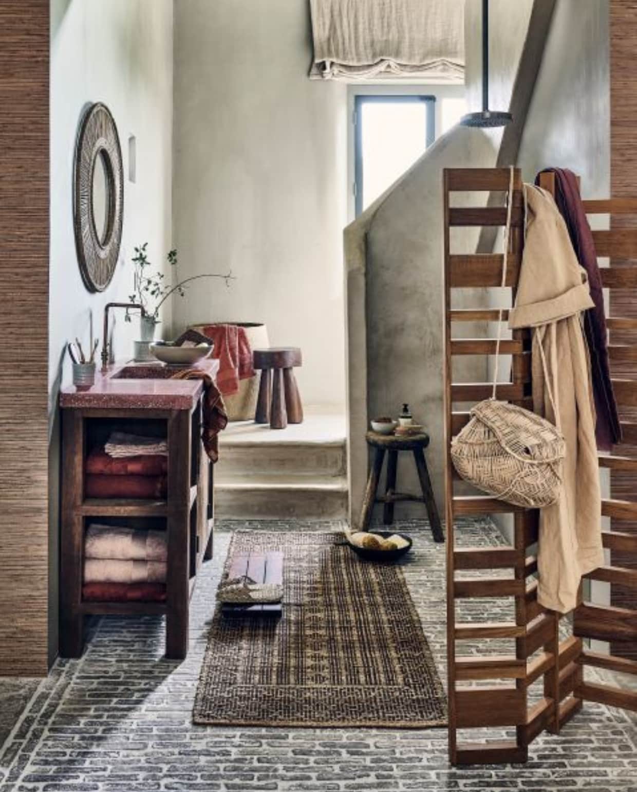 Behang Natural Wallcoverings 3 in 303549, 550x91 cm (lxb), per rol € 160,- (eijffinger.com). Teakhouten roomdivider van Phantom Hands, 4,5x155x160 cm (dxbxh) € 1945,- (hetarsenaal.nl). Antiek wastafelmeubel € 2200,-, koperen kraan € 100,- (oudebouwmaterialen.nl). Vloerkleed Original Runner van HKliving, jute en katoen, 70x200 cm € 149,-, papier-maché bloempot Construct van Serax € 469,-, witte aardewerken vaas Héléna van Serax € 39,- (vtwonen.be/shop). Rieten spiegel Malawi Sun € 155,-, houten kruk Olm € 270,- (couleurlocale.eu). Houten dienbladtafel Tategu € 139,-, off-white geglazuurde stenen mok Serena € 29,-, houten kam € 39,-, stenen schaal Omhu € 99,- (fermliving.com). Houten bijzettafel Marco € 249,-, mangohouten schaal Rustic € 79,- (urbannatureculture.com). Handgemaakte vezel tas van Xavante € 108,-, zeepblok € 22,-, witte keramieken schaaltje € 8,-, linnen kimono van Aiayu € 345,- (sukha.nl). Handzeep van Humdakin € 35,-, biologisch katoenen badhanddoeken Organic Softness € 15,95, aubergine linnen tafelkleed van Himla, 250x145 cm € 129,-, badborstel Inu van Zone, beukenhout en varkenshaar € 15,95 (debijenkorf.nl). Zeegras pantoffels € 22,99 (zarahome.com). Bamboe tandenborstel, per stuk € 4,95 (dille-kamille.nl). Overig privébezit. vtwonen 2023-09 | Styling Liza Wassenaar, assistentie Lila Steijger, Judith Koers, Kula Isabelle Den Broek | Fotografie Sjoerd Eickmans