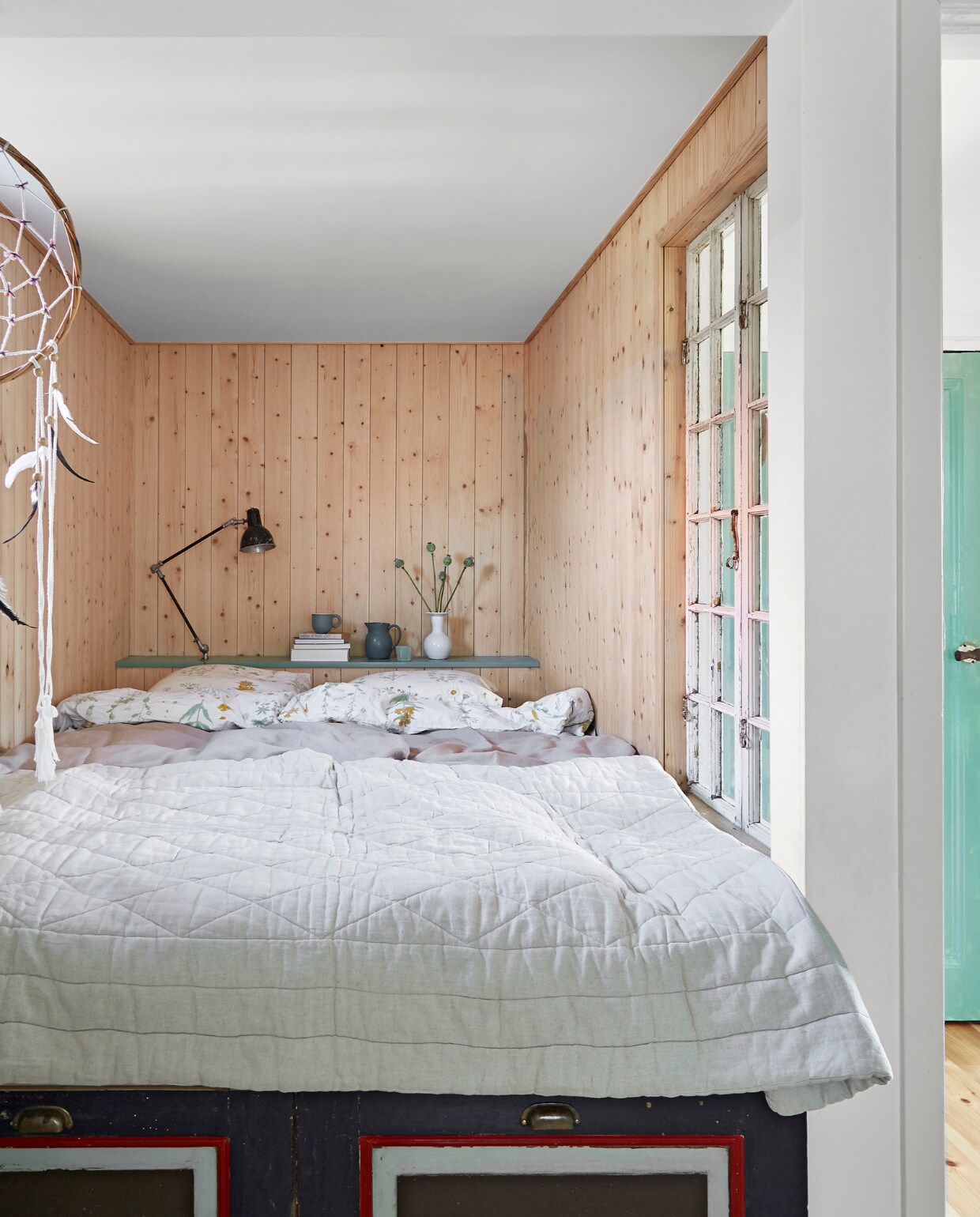Bedstee gemaakt van oude deuren en hergebruikte ramen door Woodooman. Plank zelfgemaakt. Lamp Leben CPH. Dromenvanger Klodshans. Overig onbekend. vtwonen special binnenkijken 06-2021 | productie Living Inside | fotografie Anitta Behrendt | styling Rikke Graff Juel