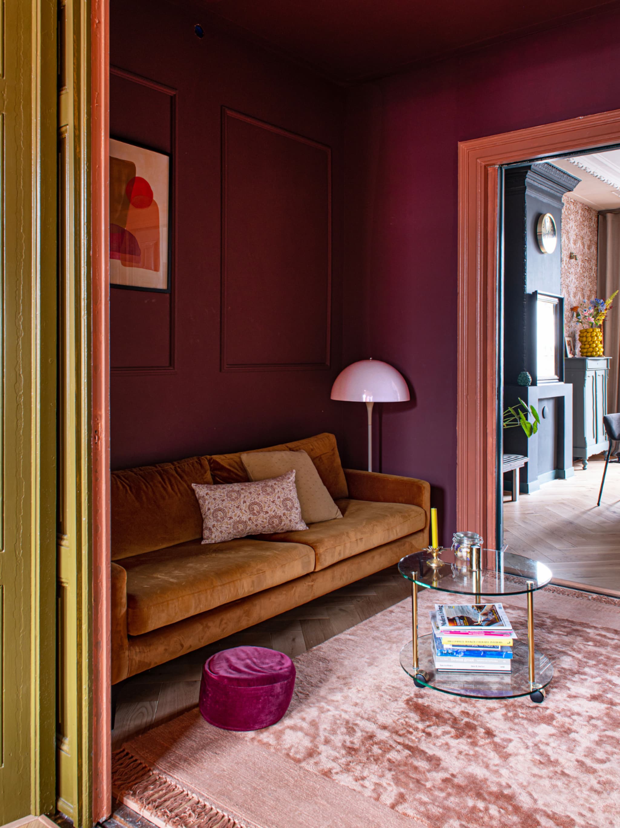 4x binnenkijken in huizen met de kleur bordeauxrood
