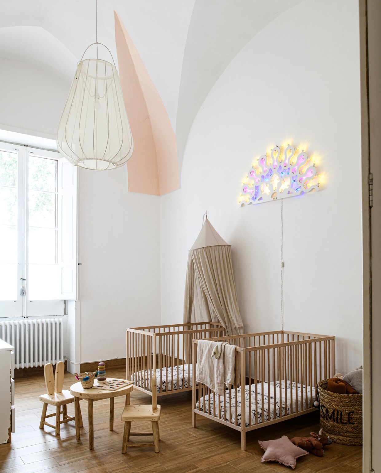 Ledikanten Ikea. Tafel en stoelen lokaal laten maken. Mand Maisons du Monde. Wandlamp Taste of Puglia. Beddengoed Bamboom. Stervormig kussen Numero 74. Bedhemel Jollein. Overig onbekend. vtwonen special binnenkijken 06-2023 | productie Insidehomepage | fotografie Louis Lemaire | styling Marit Saladini