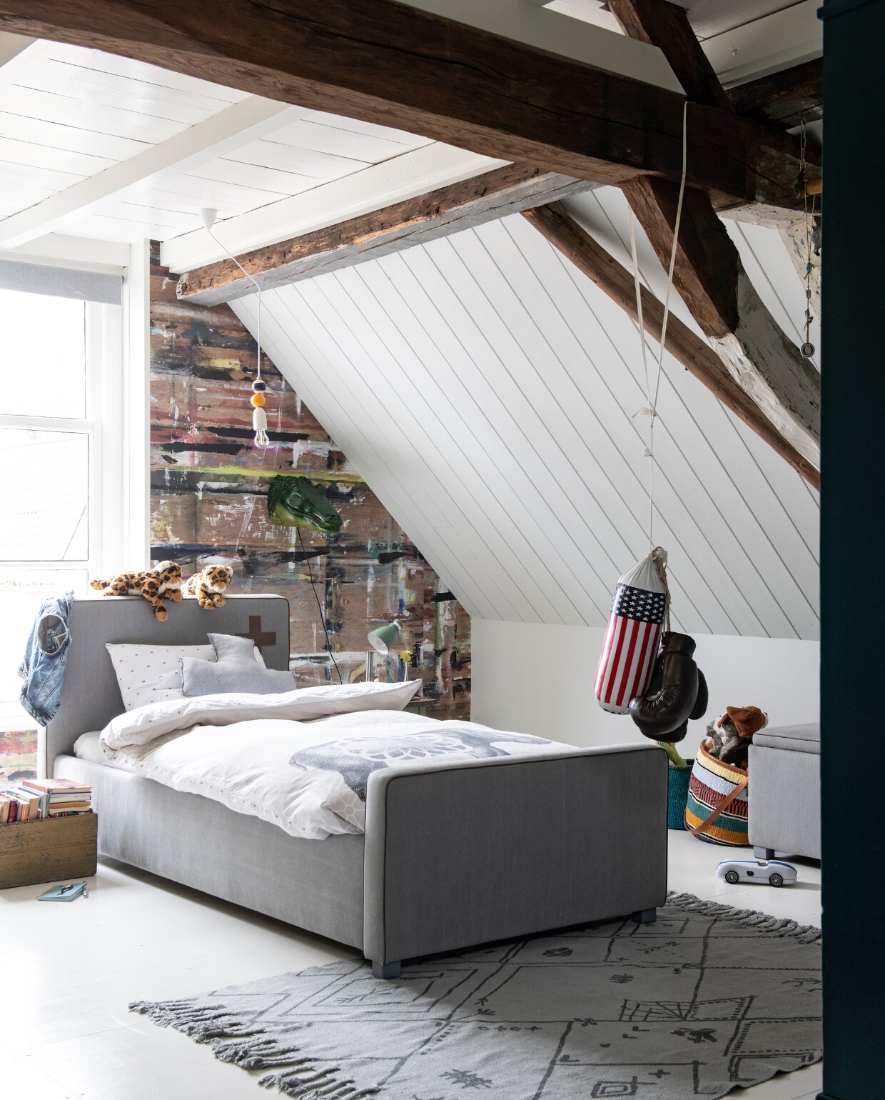 Bed, beddengoed en vloerkleed Stapelgoed, behang Paintwall Stapelgoed. vtwonen 11-2019 | styling Esther Loonstijn | fotografie Louis Lemaire