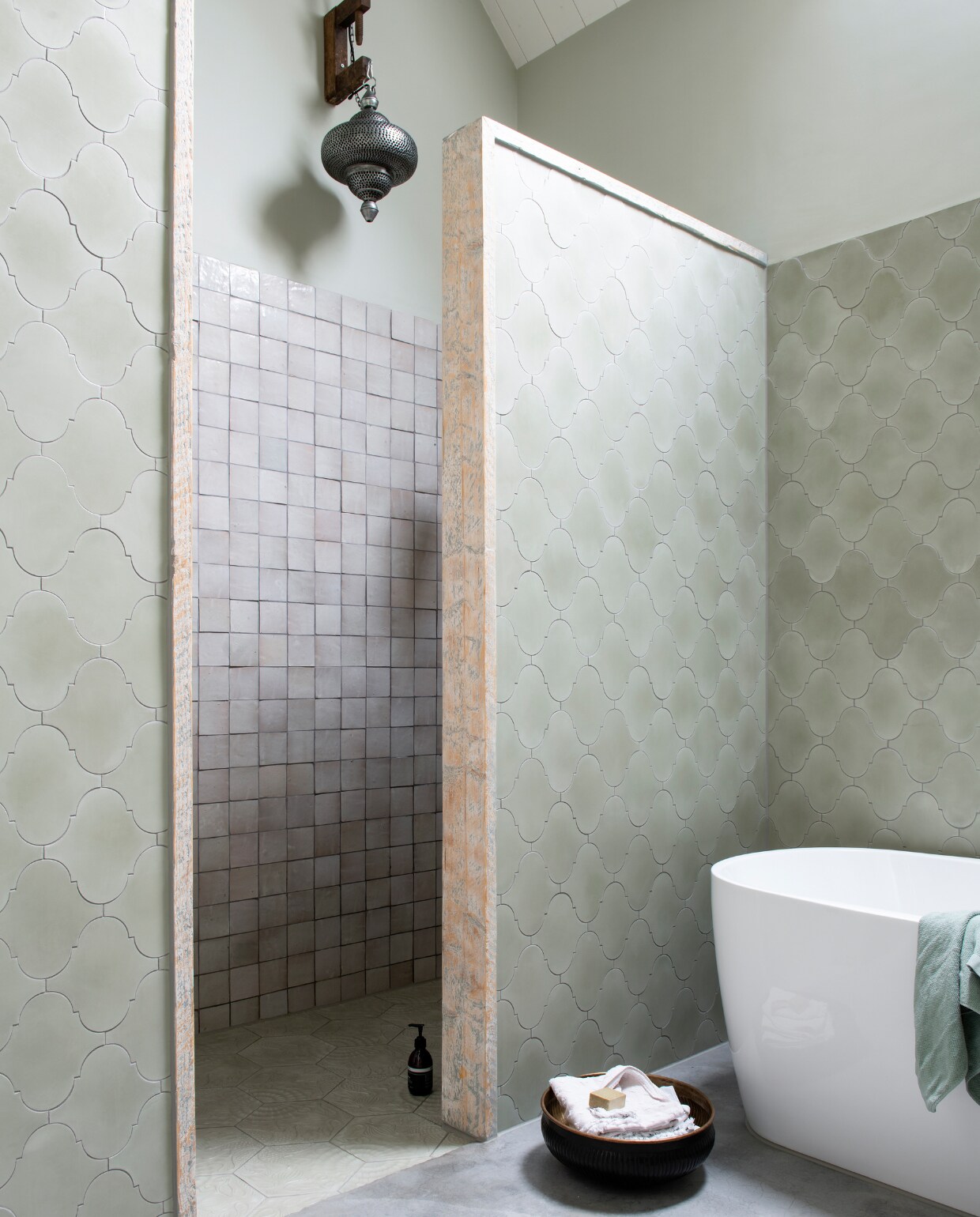De badkuip is van X2O, lampen van Urban Interiors. Mand van Yoshiko Home Ware. De vloer is van beton. vtwonen 11-2019 | styling Esther Loonstijn | fotografie Louis Lemaire