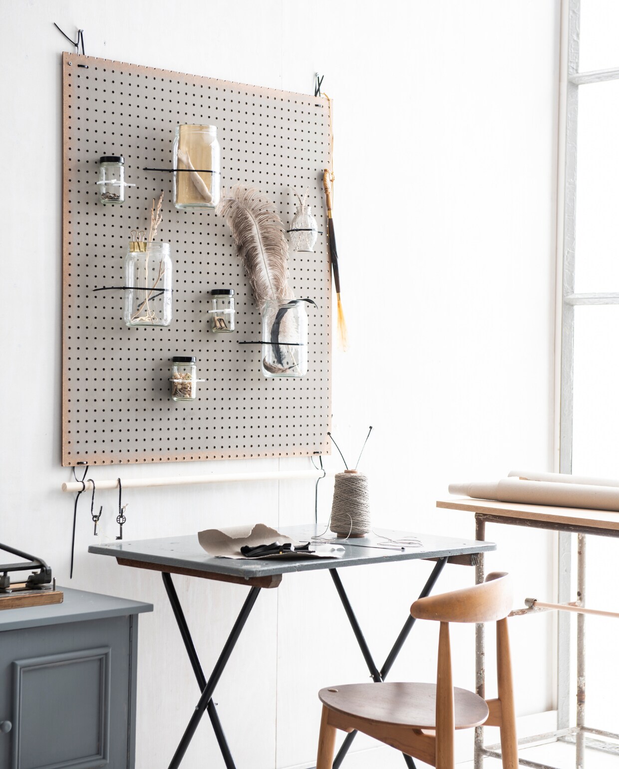 Tiewrap ophangbord, kringloop vtwonen 09-2023 | styling Janneke Peters | fotografie Louis lemaire