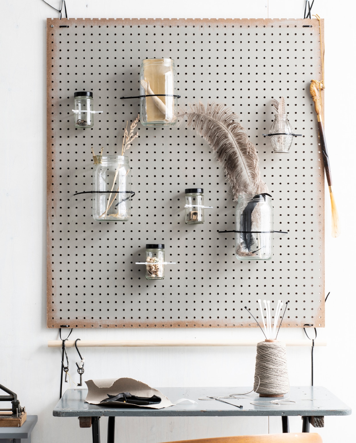 Tiewrap ophangbord, kringloop vtwonen 09-2023 | styling Janneke Peters | fotografie Louis lemaire
