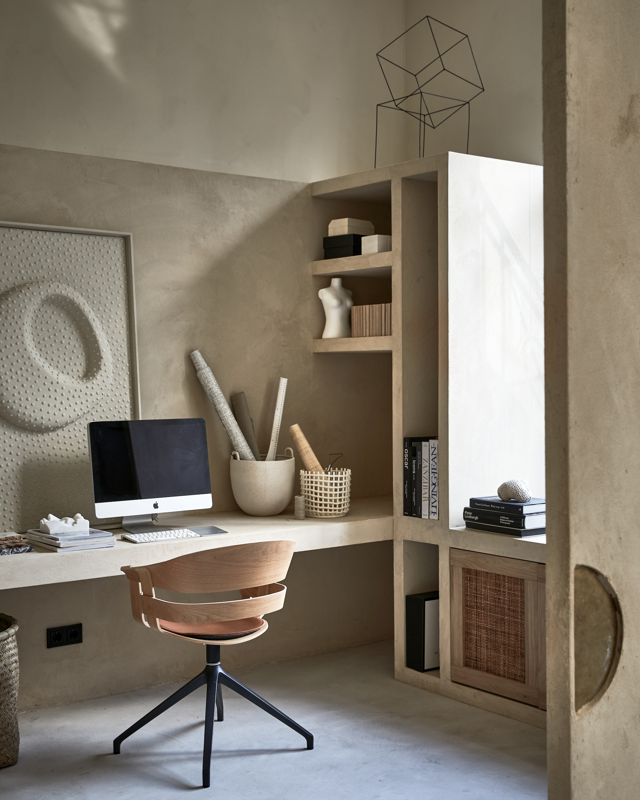 Eiken stoel Wick Swivel van Design House Stockholm (nordicnew.nl). Kunstwerk, prijs op aanvraag (tessaderijk.com). Keramieken opbergmand met vlechtwerk, keramieken opbergmand zonder vlechtwerk (fermliving.com). Polystone gezicht  (hkliving.nl). Piepschuim buste (vanderlindewebshop.com). Werkkamerontwerp, prijs op aanvraag (anoukb.com). Overig privbezit. vtwonen 04-2021 | fotografie Jeroen van der Spek | styling Cleo Scheulderman