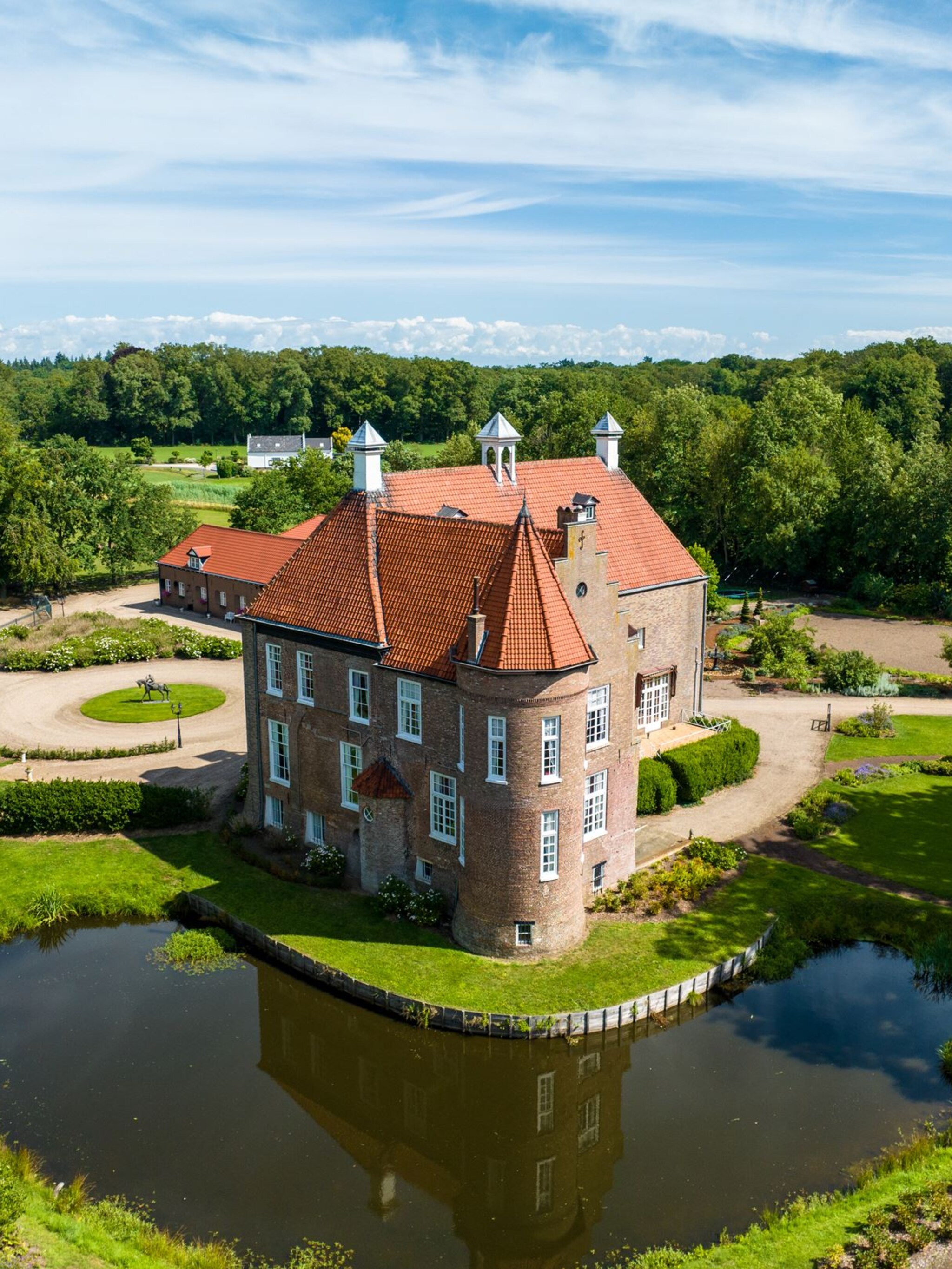 gespot in dit royale kasteel in olst lijkt het alsof je een film binnenstapt