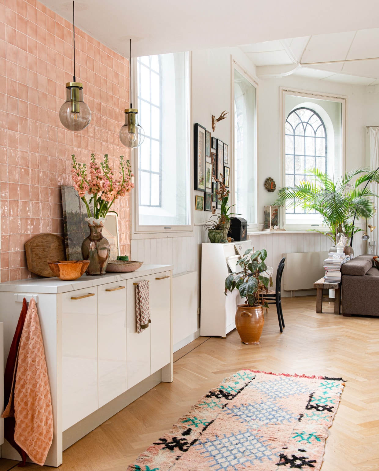 Vintage hanglampen Raak, vloerkleed Marktplaats, tegels Manacor Blush via Tegels in Huis, houten bank Carolinahoeve Beetsterzwaag. Overig vintage, Marktplaats of onbekend. vtwonen 09-2023 | productie De Binnenkijkers | styling Jeske Weel | fotografie Caroline Coehorst