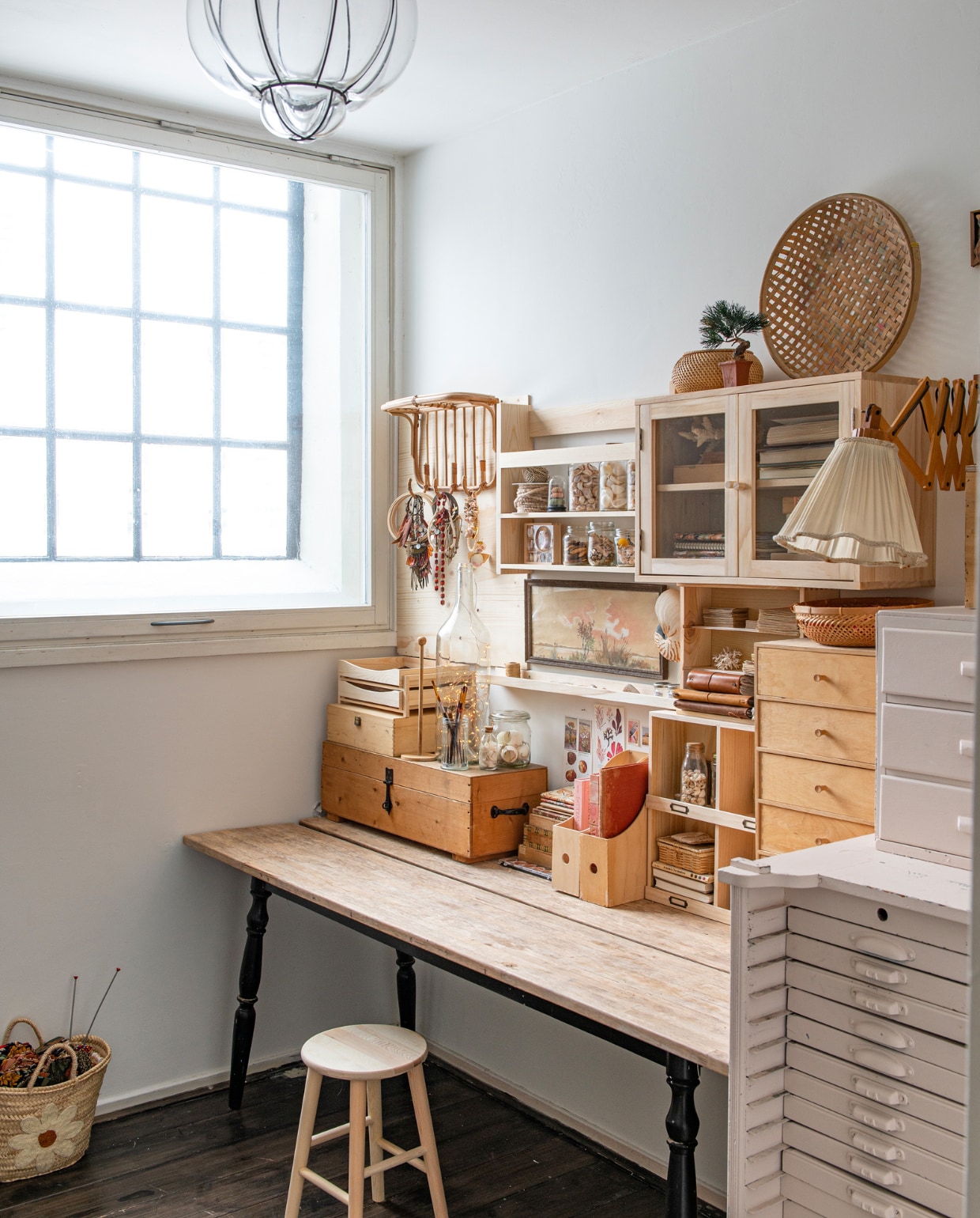 Kastjes vintage en Søstrene Grene, kruk Søstrene Grene, oude tafel Ikea, letterkast uit een lokale drukkerij waar Maaike als klein meisje ooit was, overig vintage en onbekend. vtwonen 09-2023 | productie De Binnenkijkers | styling Jeske Weel | fotografie Caroline Coehorst