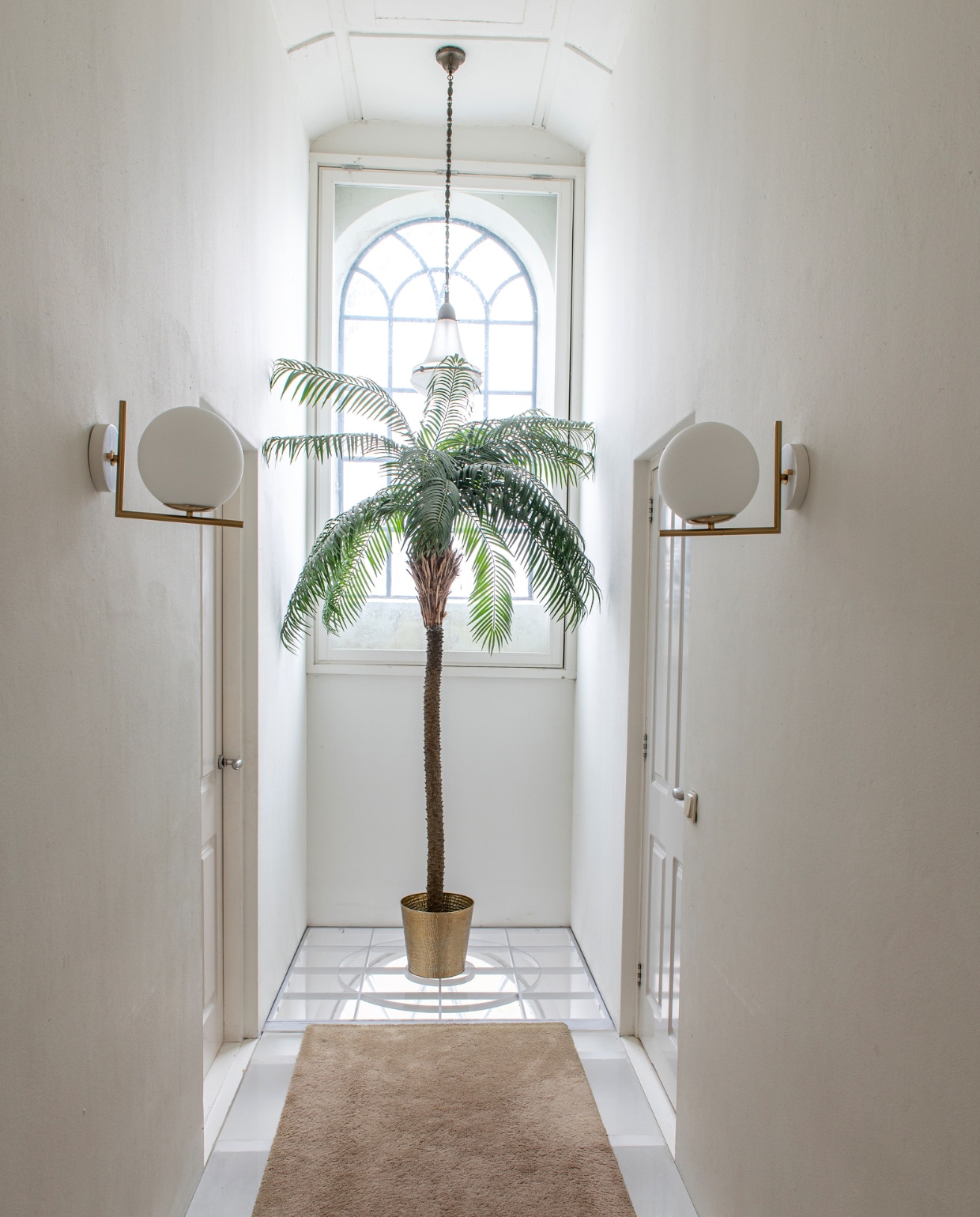 Originele kerklamp en palmboom Tica, wandlampen Relaxdays. vtwonen 09-2023 | productie De Binnenkijkers | styling Jeske Weel | fotografie Caroline Coehorst