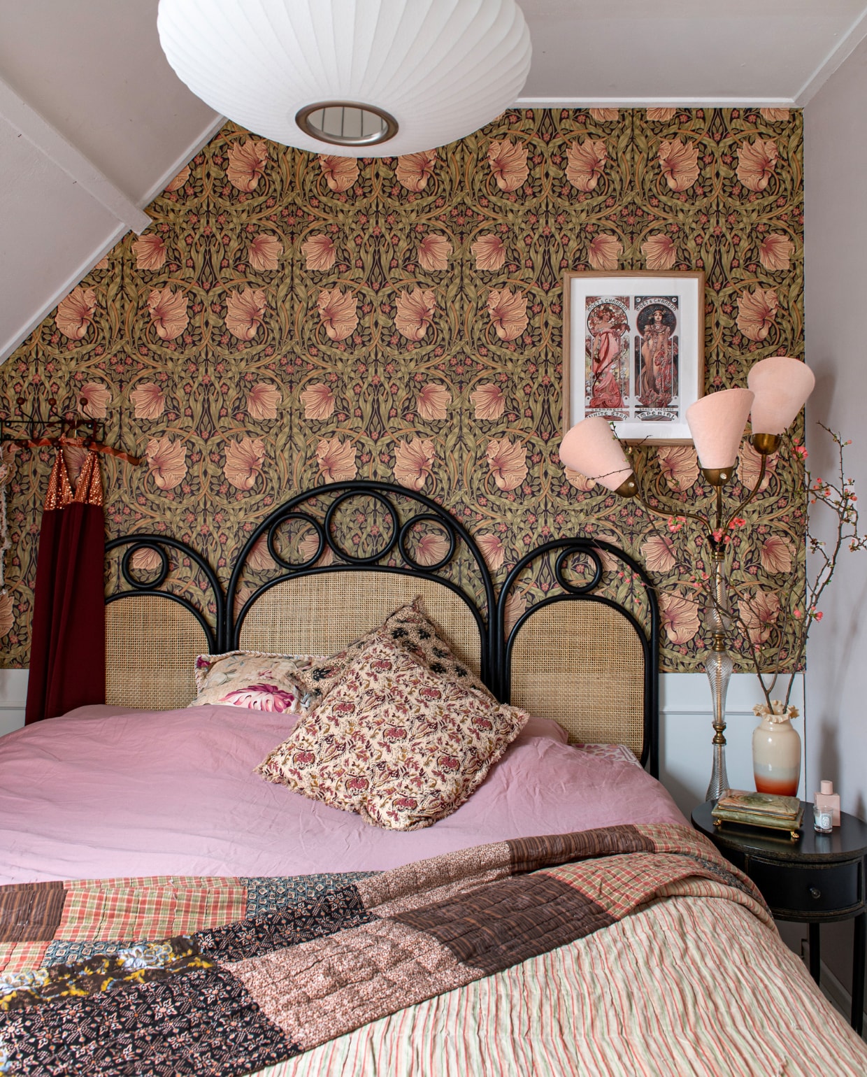 Behang Pimpernel van William Morris, kussens Madam Stoltz, plaid Loods 5, hoofdbord La Redoute, nachtkastje Maisons du Monde, stalamp vintage uit Frankrijk, hanglamp Saucer Bubble van Hay, print van Alphonse Mucha via Kunstmuseum Den Haag, overig vintage. vtwonen 09-2023 | productie De Binnenkijkers | styling Jeske Weel | fotografie Caroline Coehorst