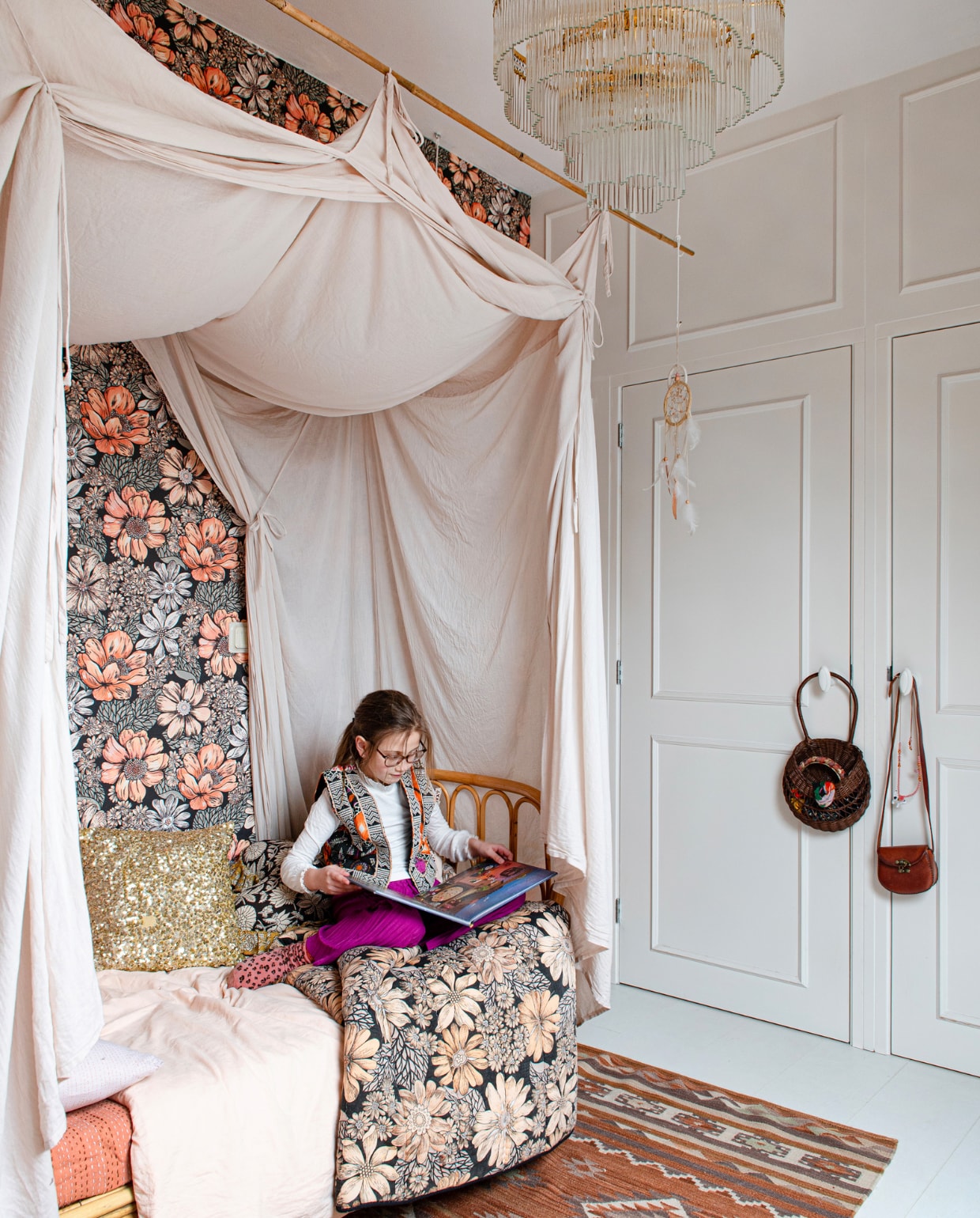 Behang Fleurs d’Amelie, op basis van vintage stoffenprints samenwerking van Maaike met Rebloomed. Bed Mintimoon, vloerkleed Rugvista, hemel Numero 74, vintage hanglamp Sprinkelhop, opbergmand aan kastdeur Meri Lou, slaapzak vintage, overig souvenirs of onbekend. vtwonen 09-2023 | productie De Binnenkijkers | styling Jeske Weel | fotografie Caroline Coehorst