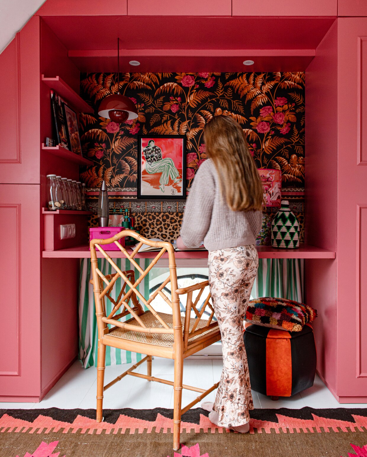 Kast met bureau en plankjes laten maken. Behang Botanical Rose Rosa en Zulu Border van Cole &amp; Son. Hanglamp Flowerpot &amp;Tradition, mandje Laif &amp; Nuver, gordijn gemaakt van dekbed H&amp;M, kleur kast zelf gemengd, overig vintage. vtwonen 09-2023 | productie De Binnenkijkers | styling Jeske Weel | fotografie Caroline Coehorst