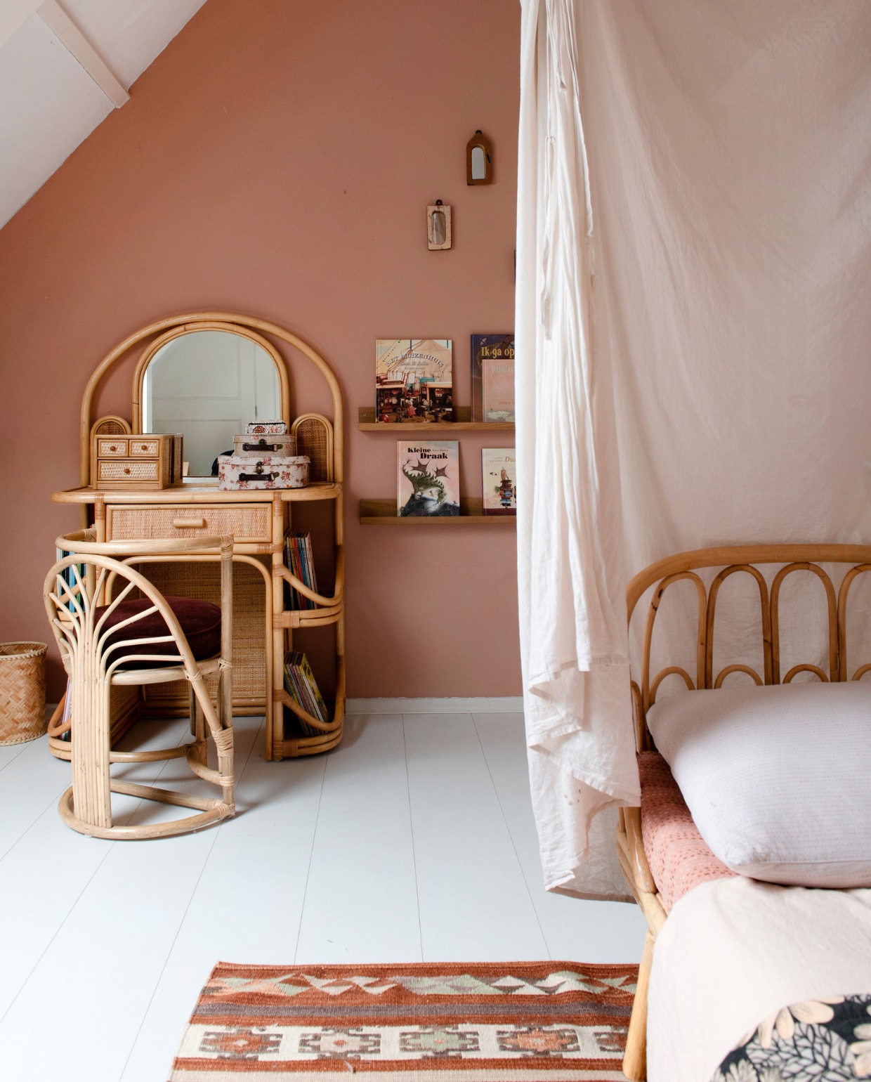Make-uptafel en stoel Marktplaats, hemel Numero 74, bed Mintimoon, overig vintage of onbekend. vtwonen 09-2023 | productie De Binnenkijkers | styling Jeske Weel | fotografie Caroline Coehorst