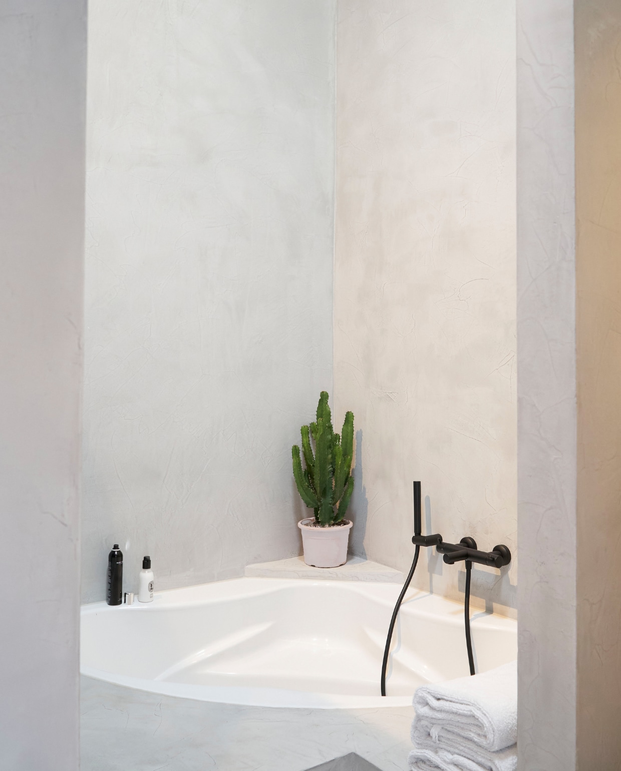 Hoekbad Maatwerk Concepts, kraan Grohe. vtwonen 08-2020 | productie Features &amp; more | styling Wilma Custers | fotografie Luuk Geertsen