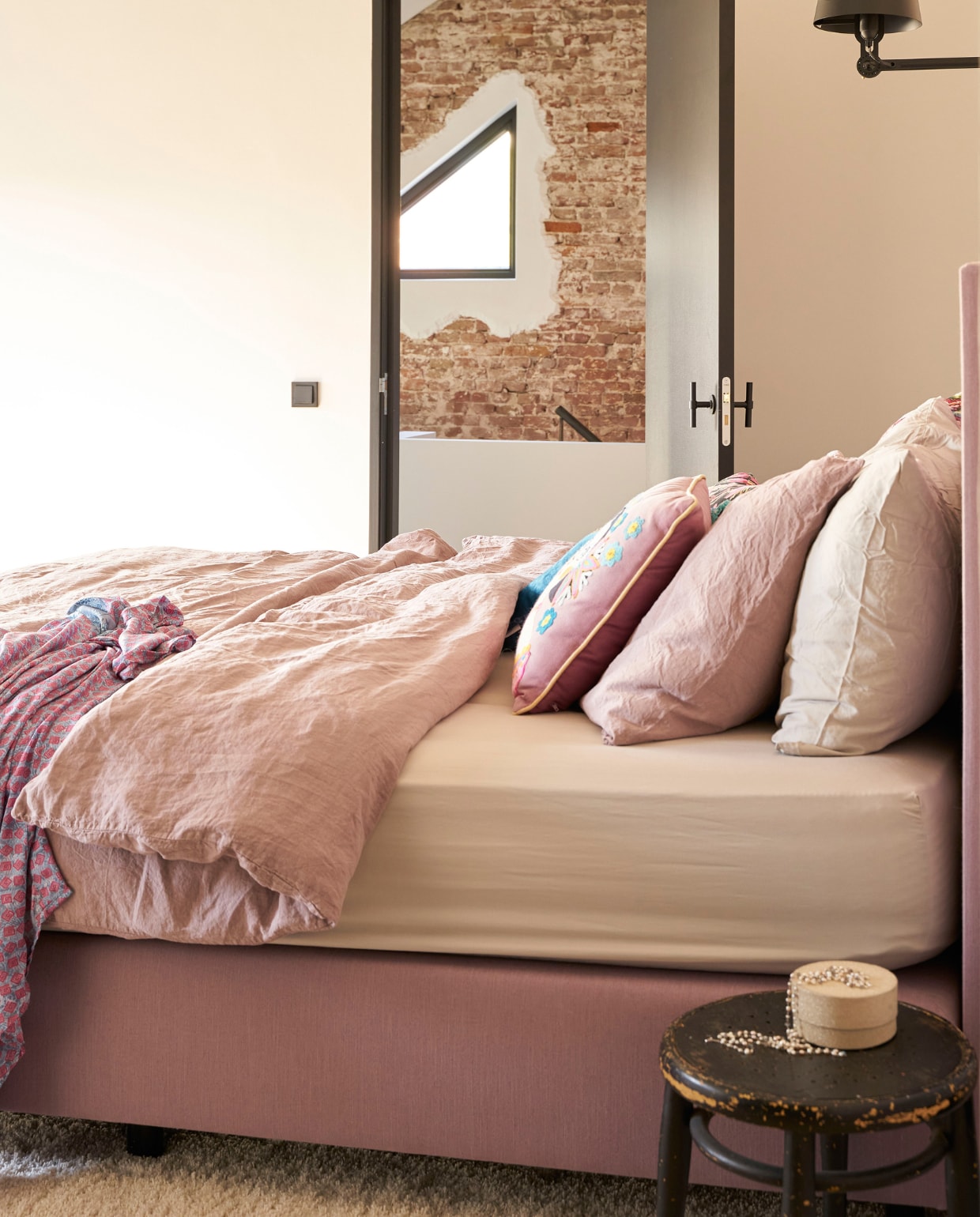 Boxspring Top Slapen, beddengoed Puur Linnen, wandlampen Tonone. Kussens door de jaren heen verzameld en van de Bijenkorf. vtwonen 08-2020 | productie Features &amp; more | styling Wilma Custers | fotografie Luuk Geertsen