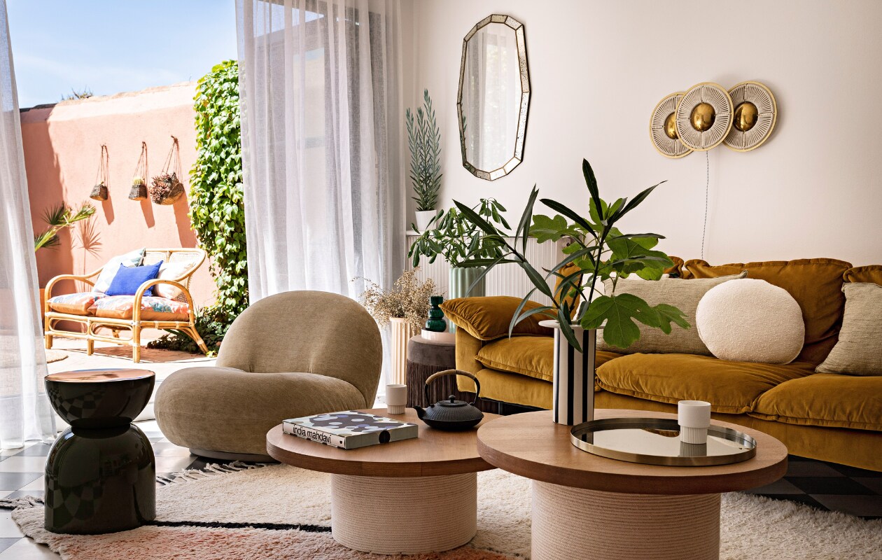 Vloerkleed Les Trocanteuses. Bank, grote, groene vaas en gestreepte vaas HKliving. Ronde kussens The Socialite Family, andere kussens Maison de Vacances. Wandlamp Honoré Déco. Fauteuil Pacha van Gubi. Kleine, groene vaas en spiegel La Redoute. Theepot souvenir uit China. Raambekleding Saint Maclou. Accordeondeuren Ecoline van Solarlux. Rotan bankje Decoclico. Kussens buiten Ambiance et Matières. Overig onbekend. vtwonen special binnenkijken 06-2023 | productie &amp; styling Marie Maud Levron | fotografie Yann Deret