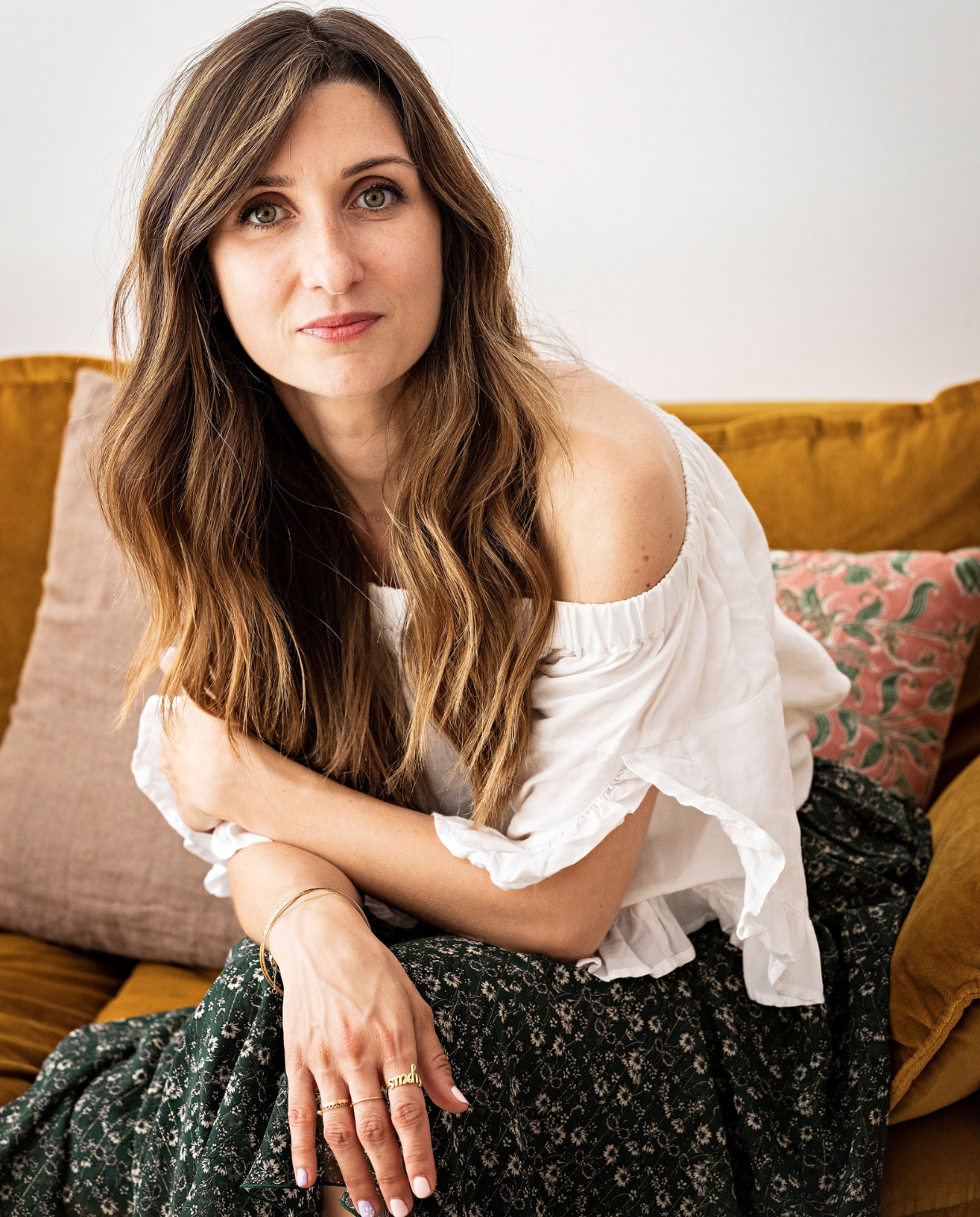 Darya in de woonkamer van het 19e-eeuws herenhuis in Marseille, Frankrijk. vtwonen special binnenkijken 06-2023 | productie &amp; styling Marie Maud Levron | fotografie Yann Deret