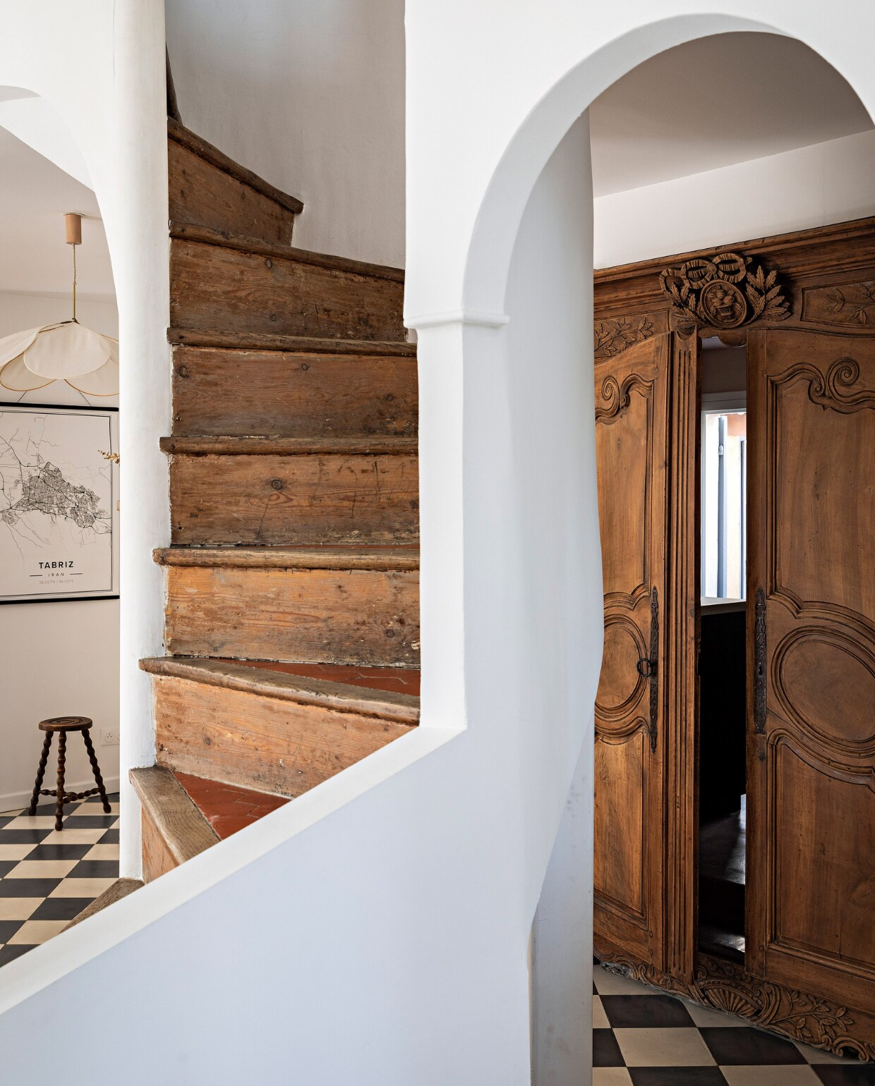Trap, houten deuren en vloer zaten al in het huis. vtwonen special binnenkijken 06-2023 | productie &amp; styling Marie Maud Levron | fotografie Yann Deret