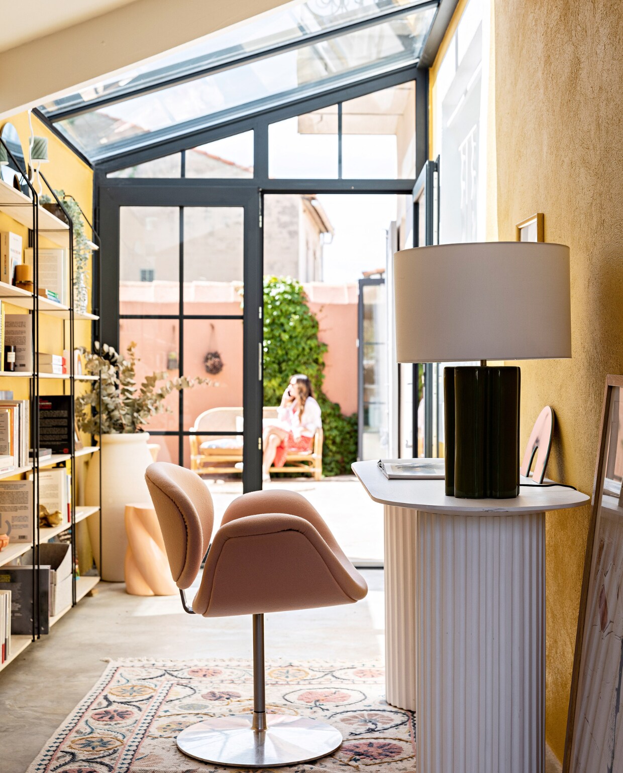 De tegelvloer is in opdracht gelegd. Muurverf Ressource. Vintage bureaustoel Tulip van Pierre Paulin. Bureau HKliving. Tafellamp India Mahdavi voor Monoprix. Vloerkleed La Redoute. Stellingkast Bloomingville. Grote bloempot Ravel. Bijzettafel &amp;Klevering. Overig onbekend. vtwonen special binnenkijken 06-2023 | productie &amp; styling Marie Maud Levron | fotografie Yann Deret