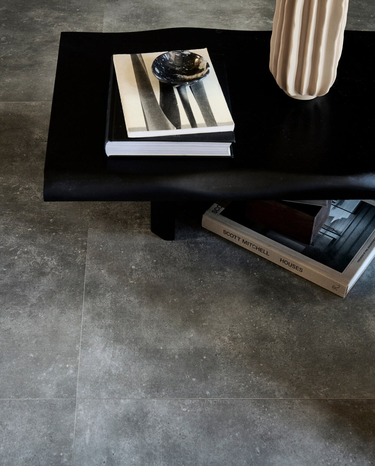 Tegels Mold Basalt, 90x90 cm, per m²  € 89,50.M.m.v. basiclabel.nl (salontafel Cali van Woood), hm.com (vaas). Overig privébezit. vtwonen 09-2023 | productie Tanja Saarberg | styling Sanne Ketelaar | fotografie Sjoerd Eickmans