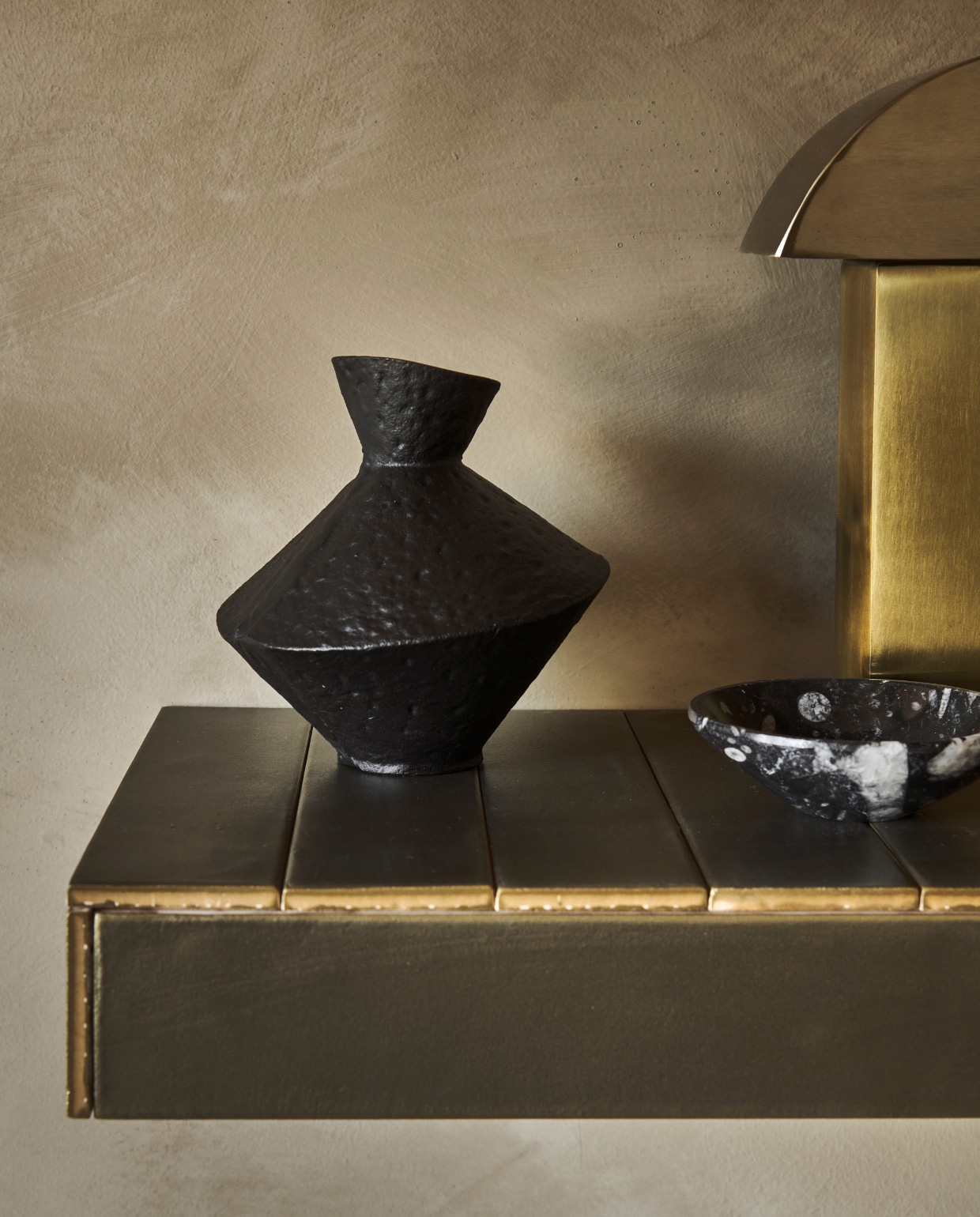 Tegels Marrakesh Bronze Mat, 6,5x40 cm, per m² € 110,-.M.m.v. zarahome.com (vaas). Overig privébezit. vtwonen 09-2023 | productie Tanja Saarberg | styling Sanne Ketelaar | fotografie Sjoerd Eickmans