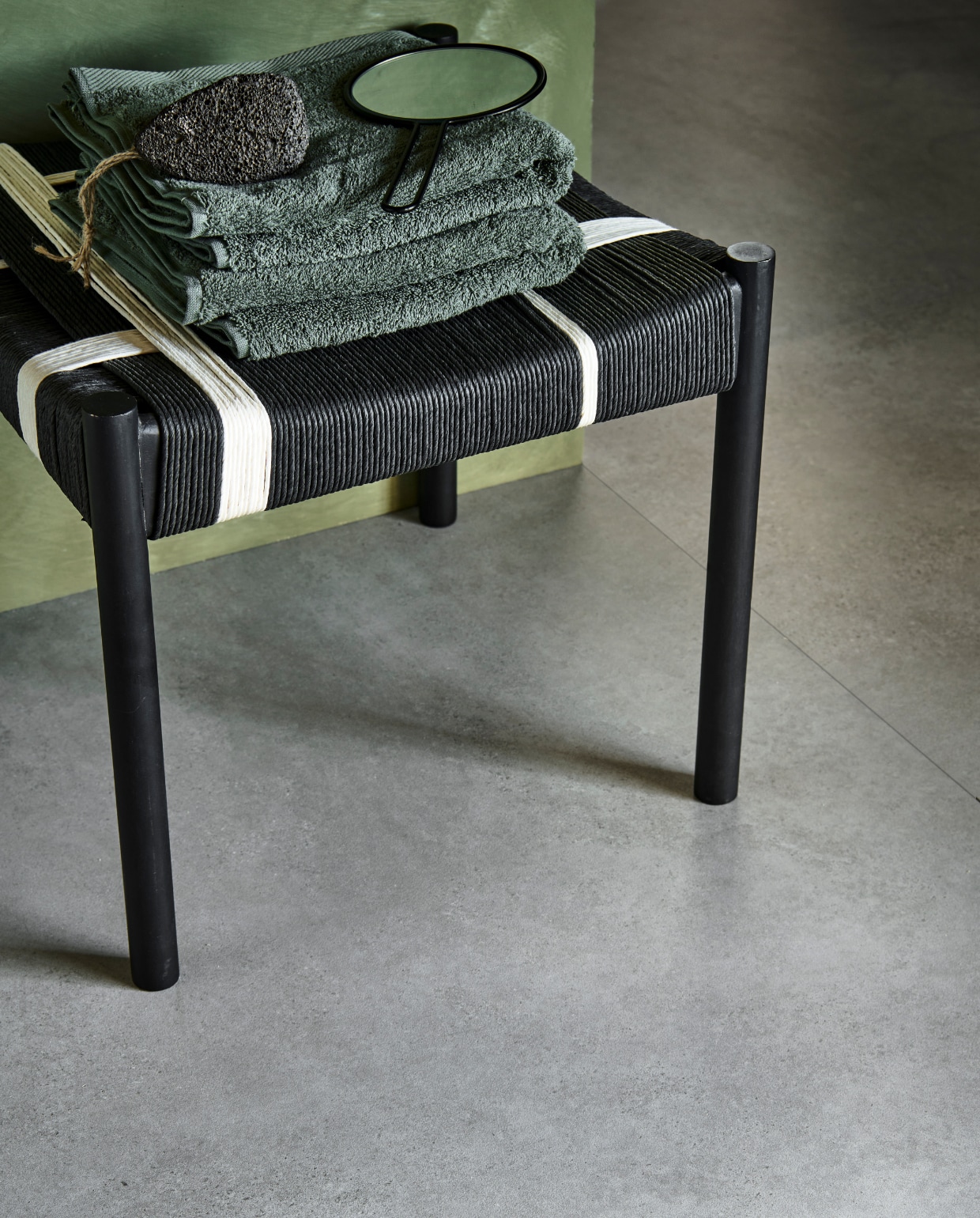 Tegels Raw Grey Mat, 120x120 cm, per m² € 92,50.M.m.v. basiclabel.nl (kruk Jessy van Woood), zarahome.com (handdoeken), hm.com (handspiegel). Overig privébezit. vtwonen 09-2023 | productie Tanja Saarberg | styling Sanne Ketelaar | fotografie Sjoerd Eickmans