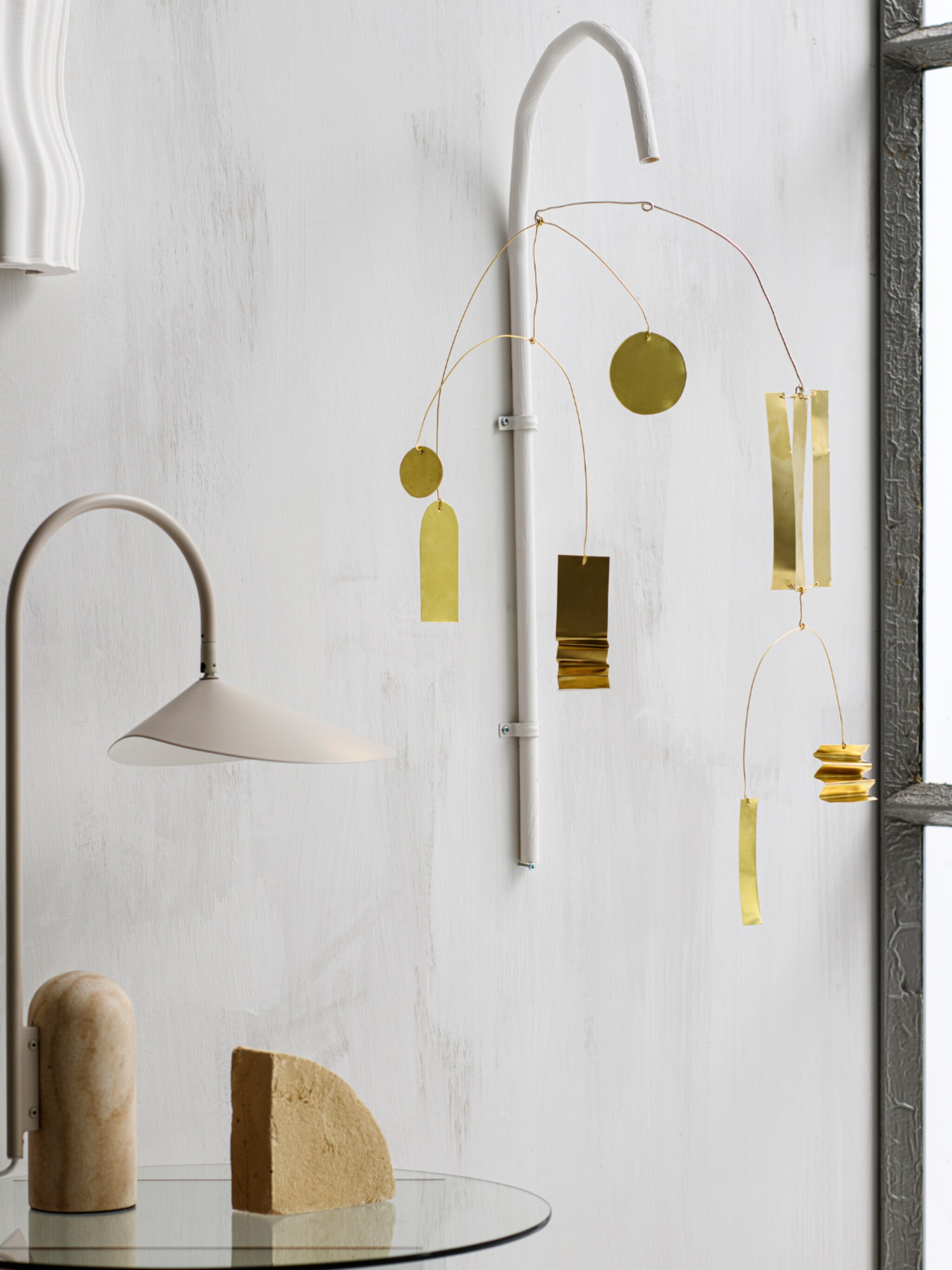 diy speel met licht met een messing mobile