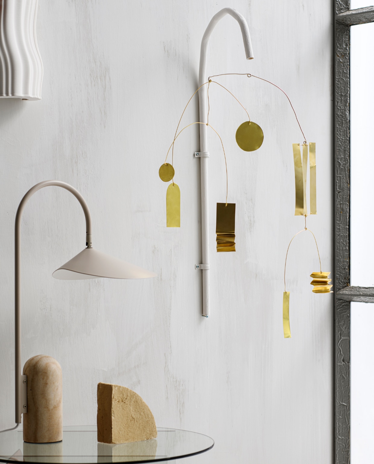 Aluminium tafellamp Arum van Ferm Living, 20,5x34x51 cm (bxdxh) € 429,-, glazen bijzettafel Tabloid van &amp;k Amsterdam, 50x46 cm (Øxh) € 195,-, handgemaakte kleisculptuur Shape van Ferm Living, set van 5 € 175,- (vtwonen.be/shop). Overig privébezit. vtwonen 09-2023 |  styling Kelly van Gendt | fotografie Louis Lemaire