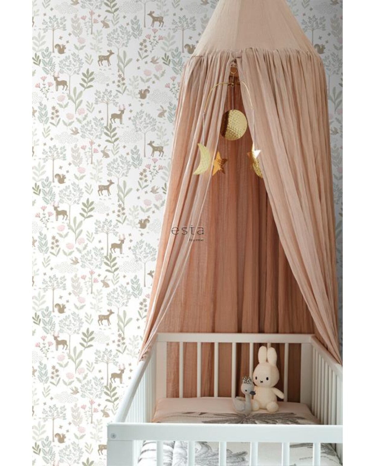 Babykamer behang bos met bosdieren in groen en roze van Esta home (vtwonen.nl/shop) Estahome.nl