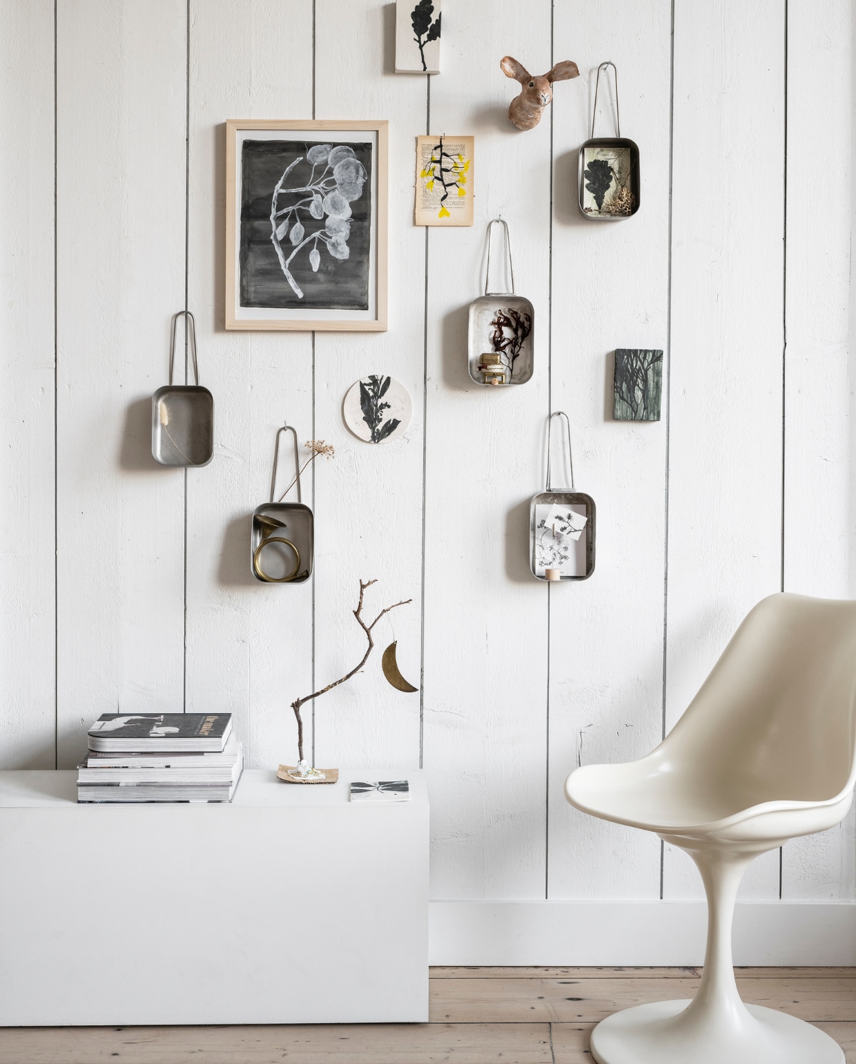 Kunstwerken Ingrid Pasmas, prijs op aanvraag (ipasmas.nl) Stoel HKliving (hkliving.com). Overig privébezit. vtwonen 2023-09 | Productie Corrien Flohil, Rolien van der Leeuw | Styling Fietje Bruijn | Fotografie Stan Koolen | m.m.v. De Kringloper