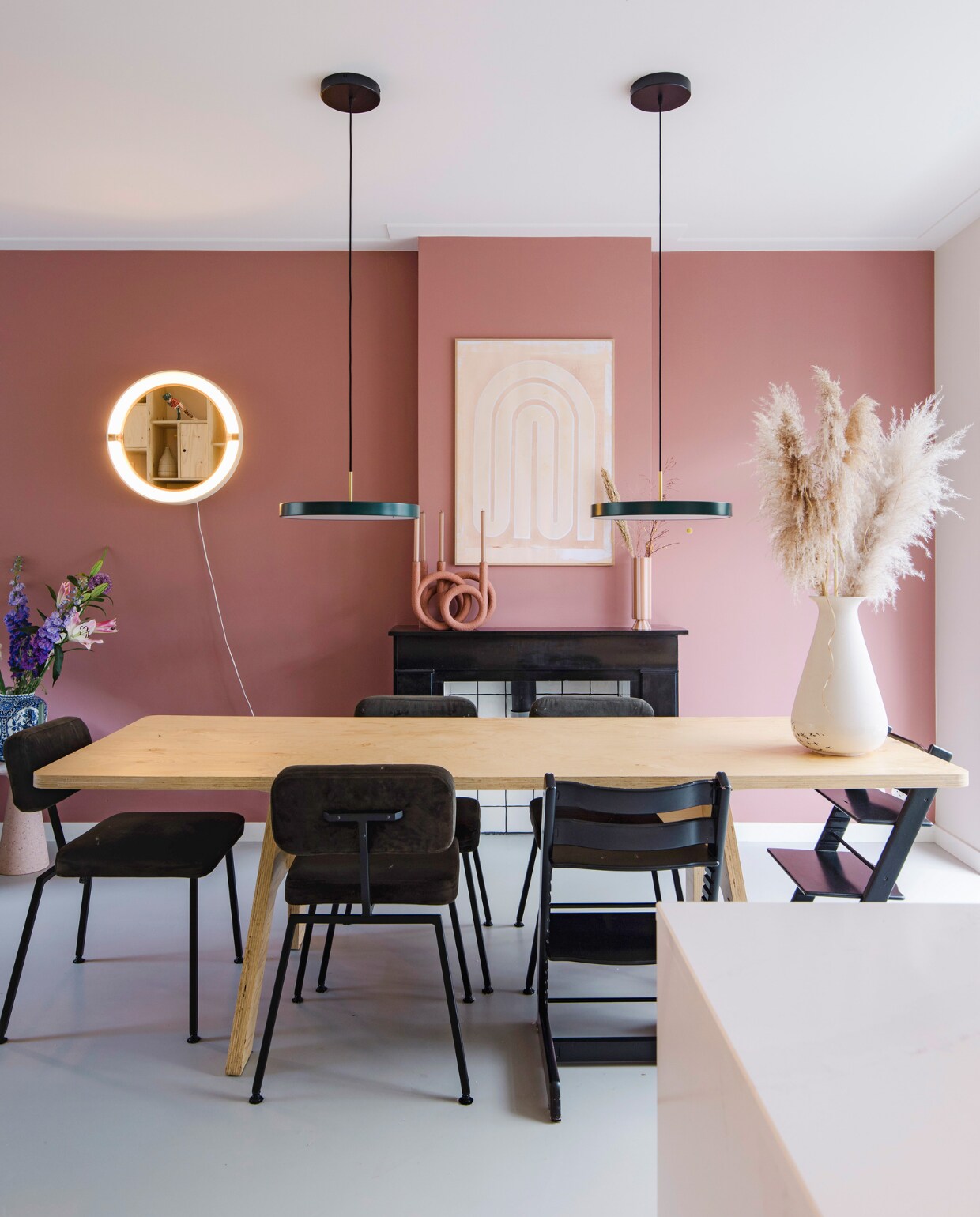 Eettafel Crisistafel en vaas van Piet Hein Eek, stoelen Ode van Studio Henk, hanglampen Asteria van Umage, kunstwerk Enkel Art Studio, kandelaar Rings van Present Time, vaas op schouw Toppu van Oyoy, kinderstoelen Tripp Trapp van Stokke, muurlamp Marktplaats. vtwonen 09-2023 | styling Luka Jacobs | fotografie Corine hoge Bavel-Jansen