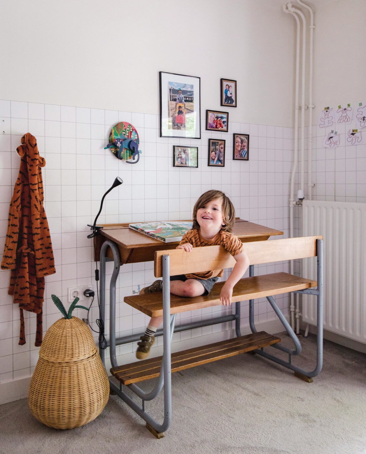 Lessenaar gekregen van Sannes ouders. Mand Pear van Ferm Living, tafellamp Nävlinge Ikea, aan de muur hangen familiefoto’s. Overig onbekend. vtwonen 09-2023 | styling Luka Jacobs | fotografie Corine hoge Bavel-Jansen