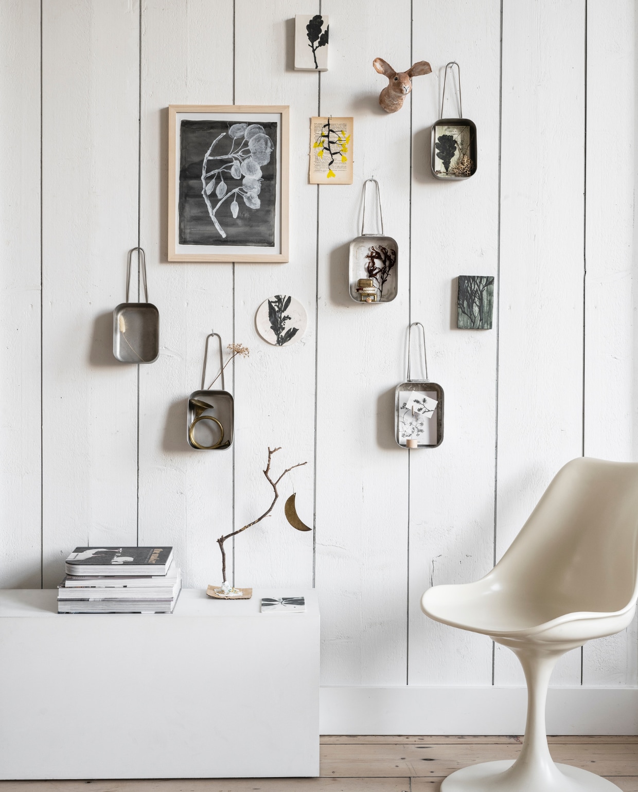 Kunstwerken Ingrid Pasmans, prijs op aanvraag (ipasmans.nl). Stoel HKliving (hkliving.com). Overig privébezit. vtwonen 09-2023 | productie Corrien Flohil, Rolien van der Leeuw | styling Fietje Bruijn | fotografie Stan Koolen | m.m.v. De Kringloper