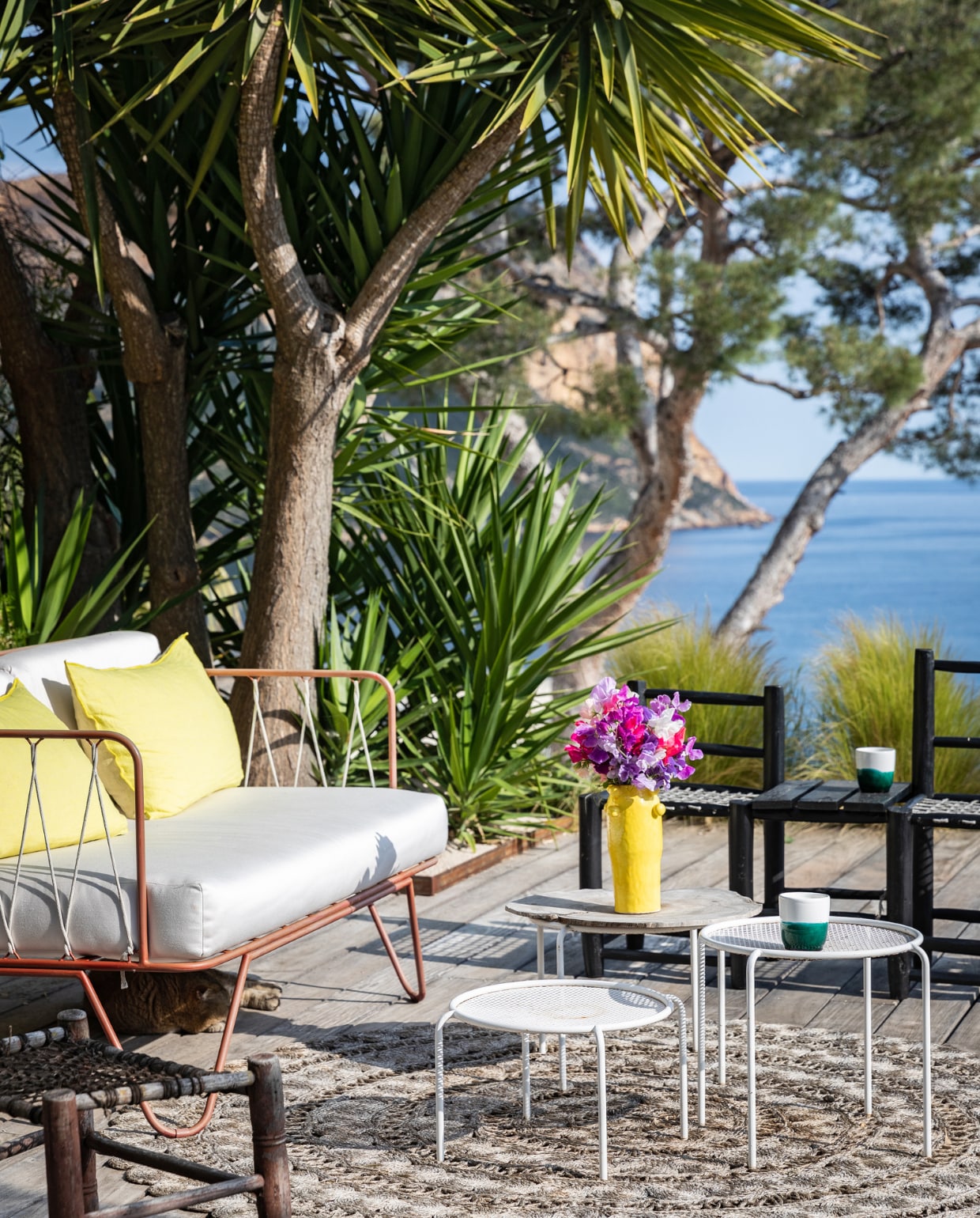Fauteuil Honoré Décoration. Kussens Maison de Vacances. Kruk vintage. Bijzettafels Ikea. Vloerkleed gekocht in Formentera. Keramiek uit Portugal. Overig onbekend. vtwonen 07-2023 | productie &amp; styling Marie Maud Levron | fotografie Yann Deret