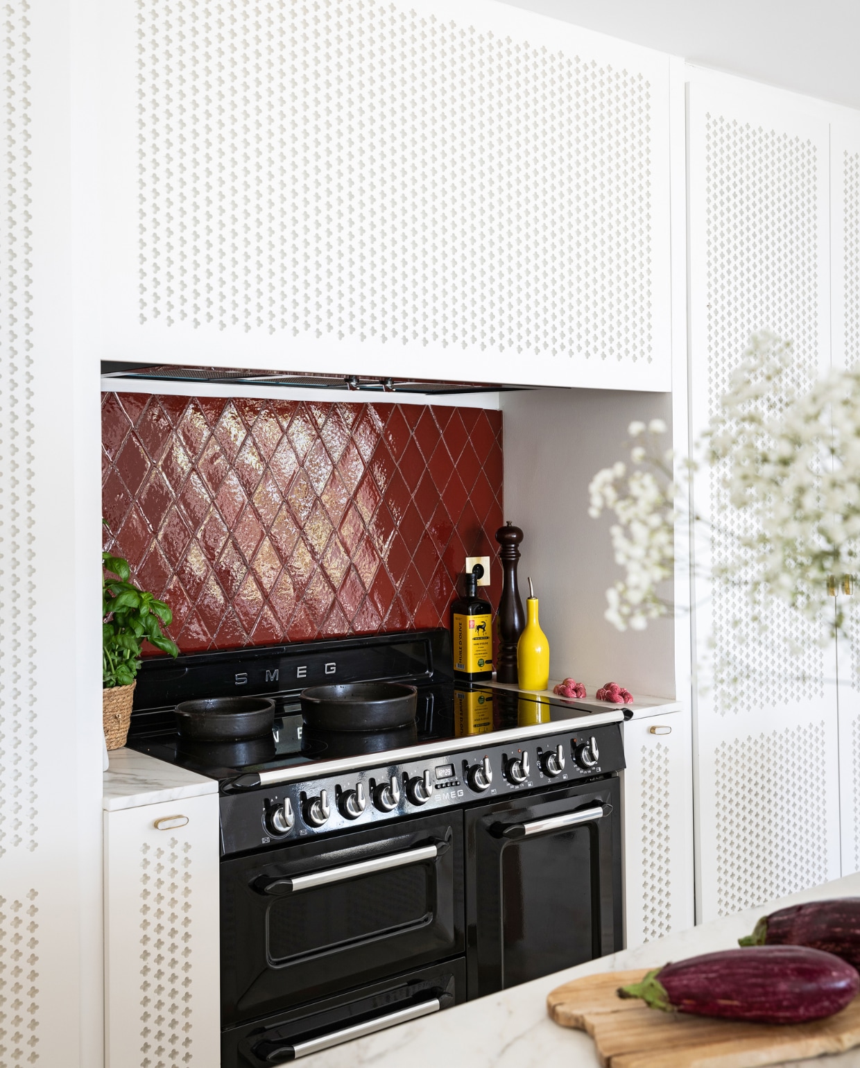 Tegels Céramiques du Beaujolais. Wandkast maatwerk. Fornuis Smeg. Overig onbekend. vtwonen 07-2023 | productie &amp; styling Marie Maud Levron | fotografie Yann Deret