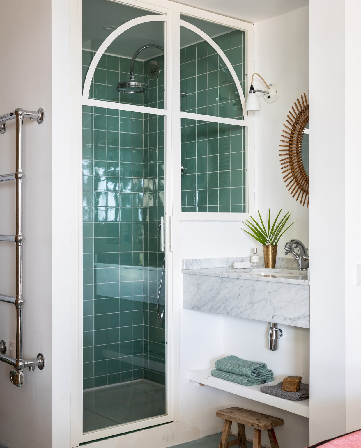 Douchedeur maatwerk. Tegels Normandy Ceramics. Spiegel vintage. Wandlamp Hector van Original BTC. Houten kruk uit Bali. Overig onbekend. vtwonen 07-2023 | productie &amp; styling Marie Maud Levron | fotografie Yann Deret