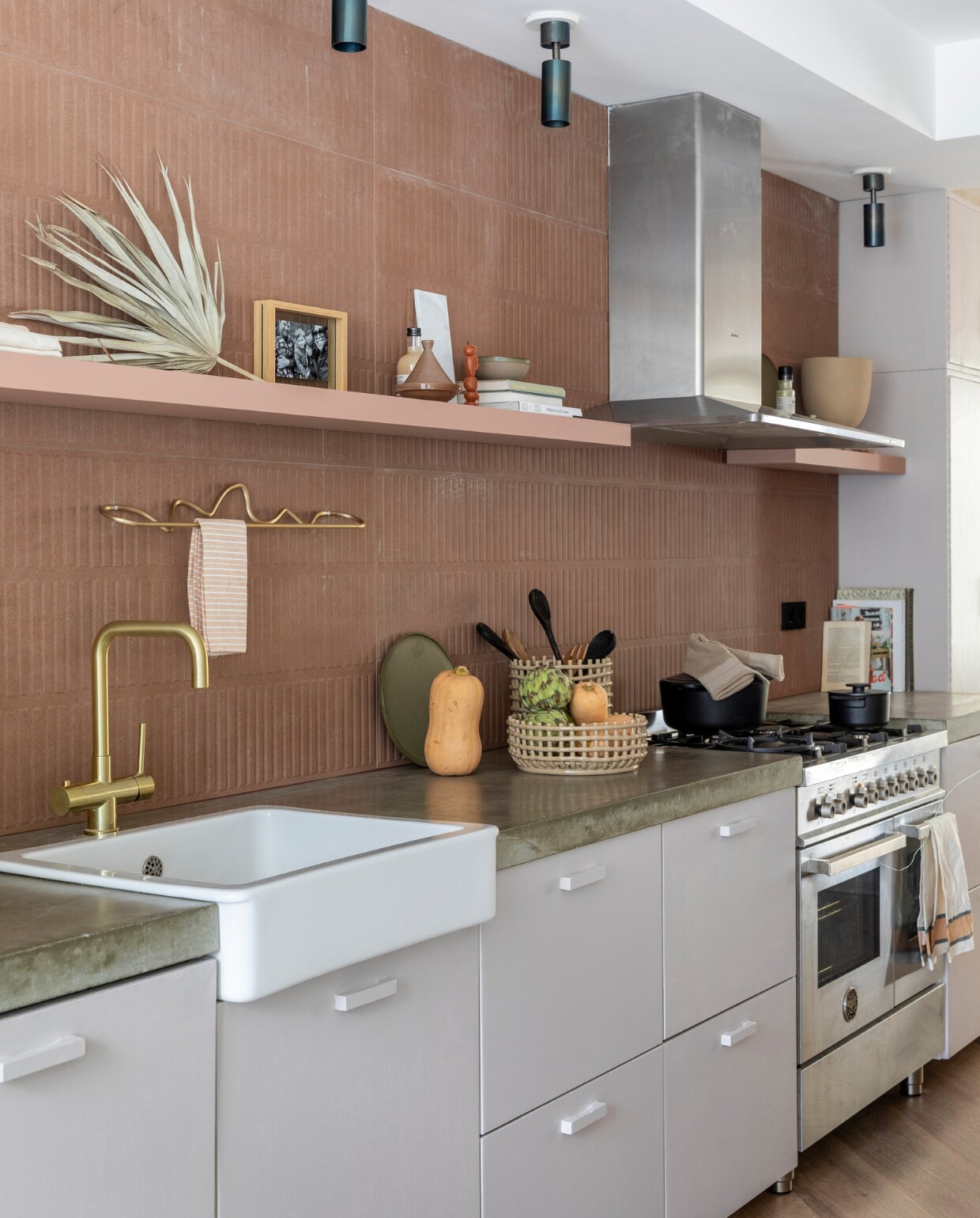 Wandtegels Cotto Pattern, prijs op aanvraag (douglasjones.nl). Flexa Creations lak Urban Taupe op kastjes, Flexa Mengkleur muurverf op planken (flexa.nl). Plafondlampen Sofisticato van Serax, per stuk € 119,- (vtwonen.nl). Manden Ceramic Basket van Cashmere, per stuk € 75,- (fermliving.com). Pan Surface van Serax € 162,-, saladecouvert van vtwonen, set van 2 € 14,95 (vtwonen.be). Theedoek op pan € 9,45 (nordal.eu). Theedoek Block Multi met streep € 7,95 (eijerkamp.nl). Wandrek € 105,- (fermliving.com). Vanille Coffee siroop van Nicolas Vahé € 10,-, Parmesan Cheese &amp; Basil Salt van Nicolas Vahé € 12,- (eijerkamp.nl). Kaars Piu, set van 3 € 45,- (sukha.nl). Servies Surface van Serax, 12-delige set € 233,80 (vtwonen.nl). Droogbloemen, prijs op aanvraag (plantje.nl). Vaas € 85,- (101cph.com). Overig privébezit. vtwonen weer verliefd op je huis seizoen 15 aflevering 1 | styling Liza Wassenaar | fotografie Margriet Hoekstra