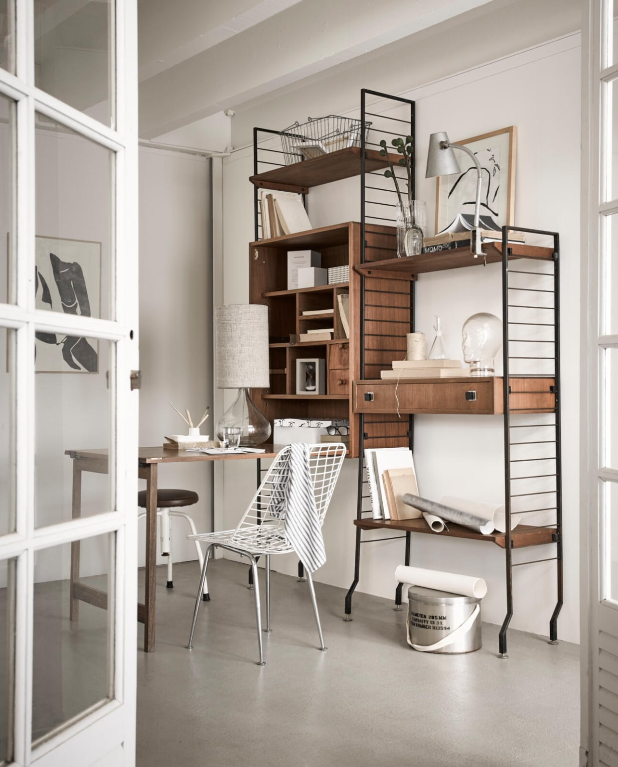 Vintage wandkast met bureau en bureaustoel vtwonen 07-2018 | Fotografie Alexander van Berge | Styling Liza Wassenaar