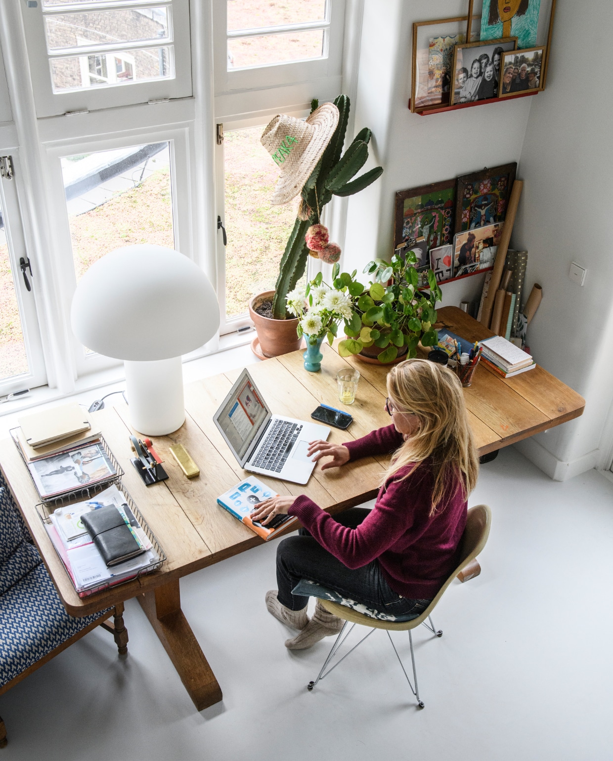 Stoel Eames van Vitra. Overig onbekend. vtwonen 09-2023 | productie Insidehomepage | styling Kim Timmerman | fotografie Louis Lemaire