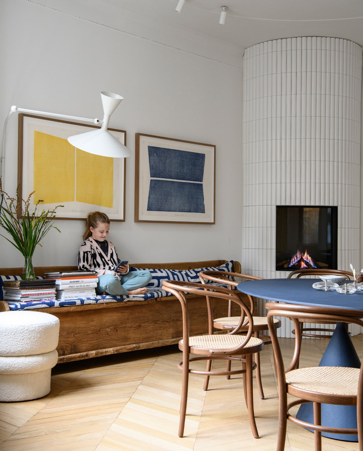 Bank L’Authentique, vloer Holtz Vloeren, open haard Jos Harms, olielampen Casa Gitane. Overig onbekend. vtwonen | productie Insidehomepage | styling Kim Timmerman | fotografie Louis Lemaire