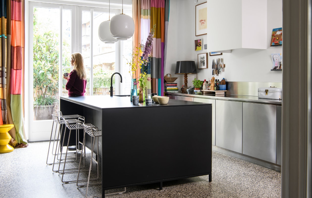 Keuken Lodder Keukens, barkrukken Hay, gordijnen Frank Visser, tafellamp markt, kruk Zig Zag van Polspotten. Overig onbekend. vtwonen | productie Insidehomepage | styling Kim Timmerman | fotografie Louis Lemaire