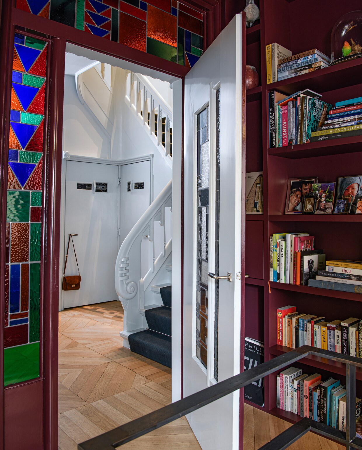 Glas in lood origineel, wandkast gemaakt door Louwerse de Jong, vloer Holtz Vloeren. Overig onbekend. vtwonen | styling Kim Timmerman | fotografie Louis Lemaire