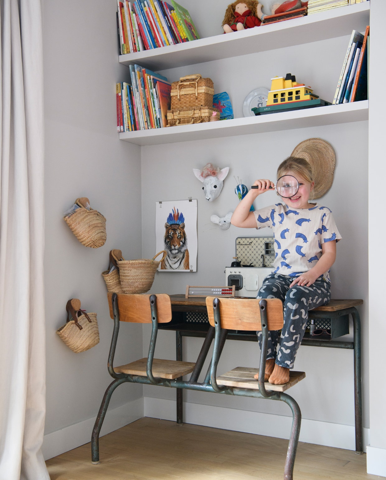 Bureau en stoelen Marktplaats, wandplanken gemaakt door Louwerse de Jong. Overig onbekend. vtwonen | productie Insidehomepage | styling Kim Timmerman | fotografie Louis Lemaire