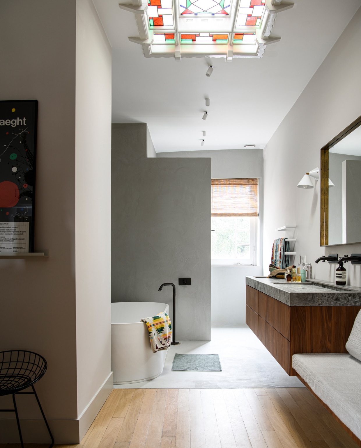 Wastafelmeubel met inbouwbank gemaakt door Louwerse de Jong, kruk Pastoe, sanitair Sjartec. Overig onbekend. vtwonen | productie Insidehomepage | styling Kim Timmerman | fotografie Louis Lemaire