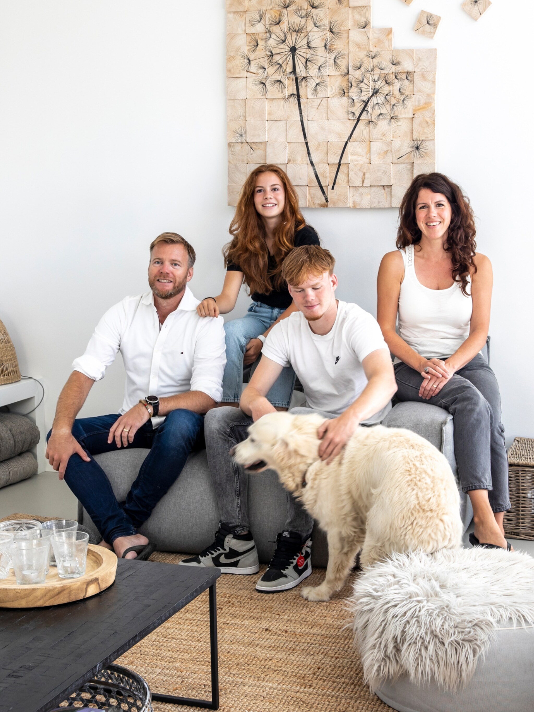 binnenkijken in een buitenhuis waar wit minimalisme en hygge centraal staan