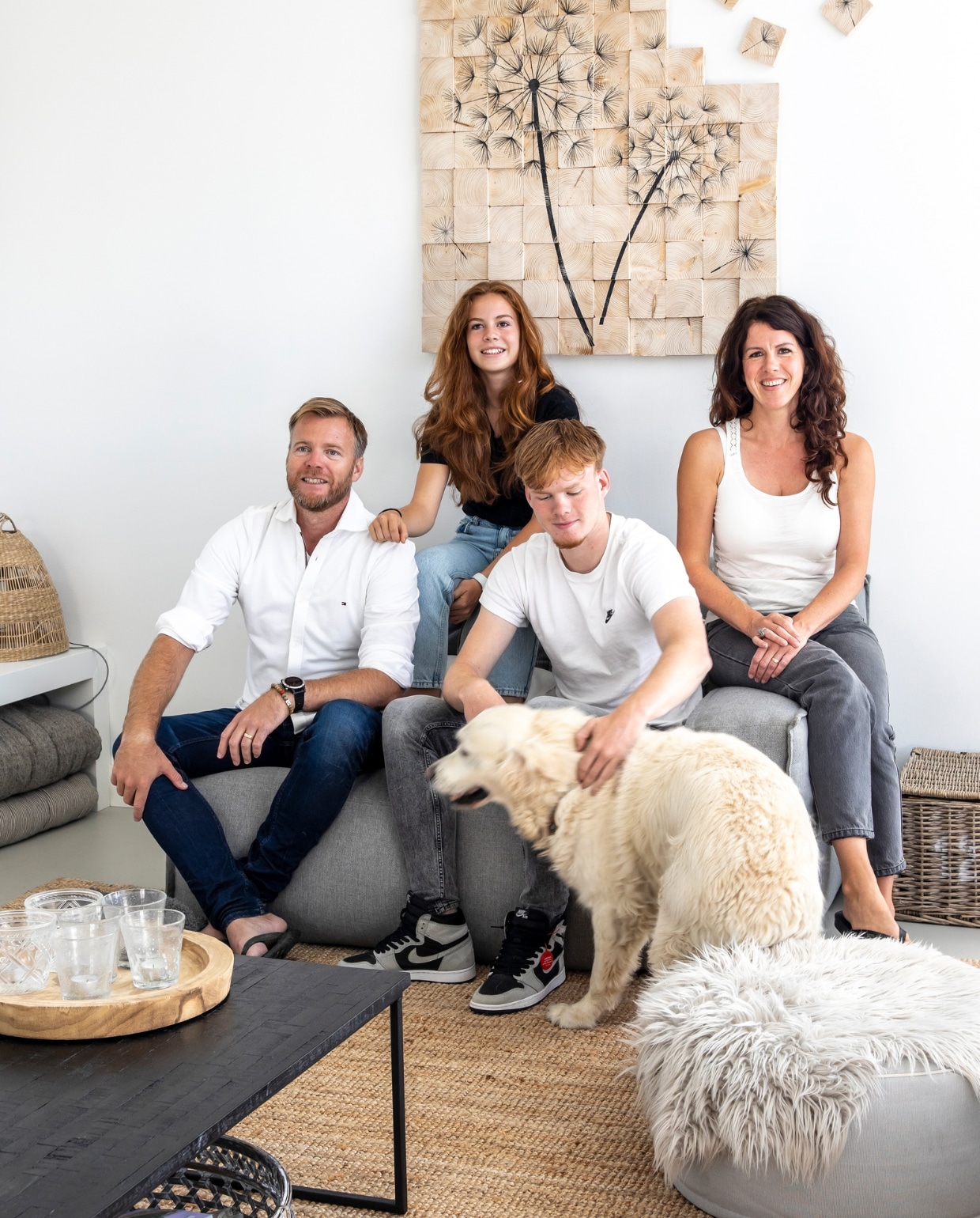 Vanessa, Erik, Sven, Bently en hond Marley. Bank De Troubadour, kunstwerk Paula Akkerman, groen kussen Maisons du Monde. salontafel Ptmd, vacht Kwantum, karpet Lohals van Ikea. Vloer in kleur Nevada van Solo Gietvloeren, muurverf Fresh Linnen van Flexa. Overig onbekend. vtwonen 08-2022 | productie cocofeatures |  fotografie Denise Zwijnen